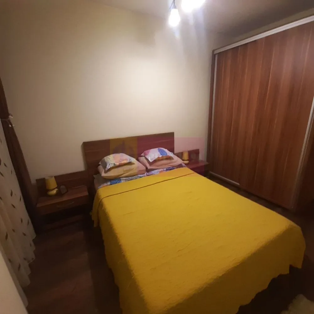Apartament de închiriat Militari Rezidence în spatele Luna Ballroom - Vă propunem spre închiriere un frumos apartament din cartierul Militari Rezidence. Apartamentul se află pe strada Rezervelor, chiar pe strada învecinată cu Ballroom Militari Rezidence și Restaurantul Luna Ballroom. Zona este una plăcută, liniștită și bine deservită de centrele comerciale din proximitate (Lidl, Kaufland, Auchan, Metro și numeroase magazine de cartier). Apartamentul este la prima închiriere și totul este impecabil, mobilierul este de calitate, electrocasnicele aproape noi, totul este în perfectă stare de funcționare și se dorește un chiriaș care să se bucure de ceea ce se oferă, îngrijindu-se evident de apartament ca și cum ar fi al lui, păstrând totul în stare de funcționare și având grijă să nu deterioreze mobilierul, electrocasnicele și celelalte obiecte din apartament. Apartamentul este decomandat, pe holul de intrare avem un dressing spațios, din acest hol avem acces spre toate încăperile, prima ușă pe dreapta este a dormitorului care are o suprafață decentă și este prevăzut cu mobilierul standard, pat matrimonial cu două noptiere și cu șifonier dar mai are încă două corpuri prevăzute cu mai multe sertare care asigură nevoile de spațiu. Baia este amplasată pe partea opusă a dormitorului și este prevăzută cu o cadă, tot aici găsim și mașina de spălat rufe. Între dormitor și living avem bucătărie, o bucătărie închisă, spațioasă cu loc suficient pentru a găti dar și pentru a lua masa, bucătăria se predă mobilată și utilată integral. Living-ul este spațios și asigură un cadru perfect pentru socializare și relaxare după o zi de lucru, aici avem tv-ul, canapeaua mare, măsuța de cafea și mai multe piese de mobilier de tip etajeră, living-ul beneficiază și de un balcon închis în termopan unde se poate fuma. Proprietarii țin foarte mult la acest apartament și doresc un chiriaș care să respecte efortul dumnealor de a pune la dispoziția sa un apartament frumos mobilat și utilat integral, nu se acceptă animale de companie, nu se acceptă prestarea de orice tip de serviciu, apartamentul este exclusiv pentru locuit. Garanția de bună păstrare a imobilului este de 600 de euro și contractul se face pe minim 1 an de zile (12 luni) cu posibilitate de prelungire. Pentru a închiria apartamentul se va achita o chirie în avans, garanția de bună păstrare a imobilului și evident comisionul de 250 de euro (jumătate din chiria pe o lună) către agenția imobiliară Apulum94. Pentru mai multe detalii și programarea de vizionări nu ezitați să mă contactați, Daniel, Apulum94.