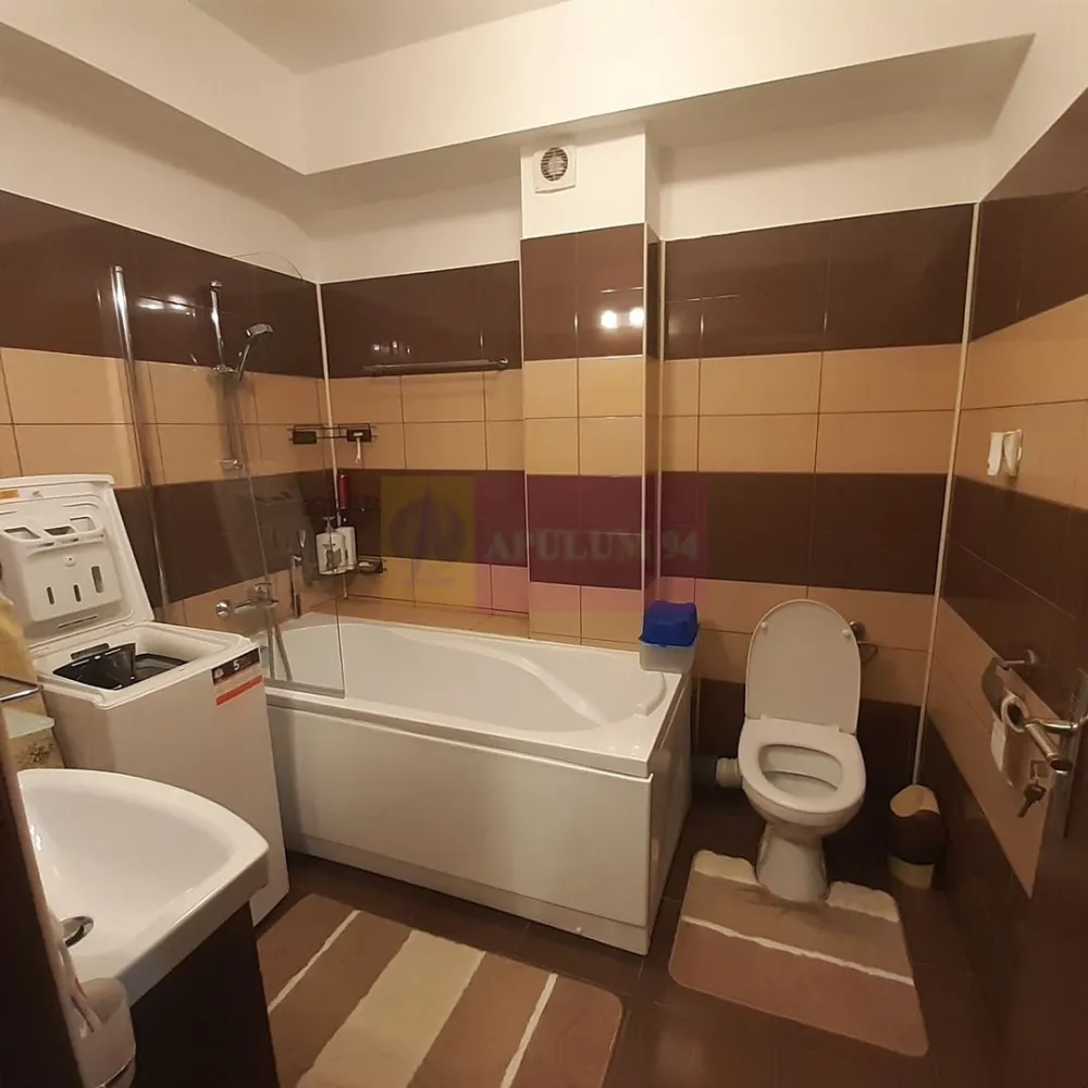 Apartament de închiriat Militari Rezidence în spatele Luna Ballroom - Vă propunem spre închiriere un frumos apartament din cartierul Militari Rezidence. Apartamentul se află pe strada Rezervelor, chiar pe strada învecinată cu Ballroom Militari Rezidence și Restaurantul Luna Ballroom. Zona este una plăcută, liniștită și bine deservită de centrele comerciale din proximitate (Lidl, Kaufland, Auchan, Metro și numeroase magazine de cartier). Apartamentul este la prima închiriere și totul este impecabil, mobilierul este de calitate, electrocasnicele aproape noi, totul este în perfectă stare de funcționare și se dorește un chiriaș care să se bucure de ceea ce se oferă, îngrijindu-se evident de apartament ca și cum ar fi al lui, păstrând totul în stare de funcționare și având grijă să nu deterioreze mobilierul, electrocasnicele și celelalte obiecte din apartament. Apartamentul este decomandat, pe holul de intrare avem un dressing spațios, din acest hol avem acces spre toate încăperile, prima ușă pe dreapta este a dormitorului care are o suprafață decentă și este prevăzut cu mobilierul standard, pat matrimonial cu două noptiere și cu șifonier dar mai are încă două corpuri prevăzute cu mai multe sertare care asigură nevoile de spațiu. Baia este amplasată pe partea opusă a dormitorului și este prevăzută cu o cadă, tot aici găsim și mașina de spălat rufe. Între dormitor și living avem bucătărie, o bucătărie închisă, spațioasă cu loc suficient pentru a găti dar și pentru a lua masa, bucătăria se predă mobilată și utilată integral. Living-ul este spațios și asigură un cadru perfect pentru socializare și relaxare după o zi de lucru, aici avem tv-ul, canapeaua mare, măsuța de cafea și mai multe piese de mobilier de tip etajeră, living-ul beneficiază și de un balcon închis în termopan unde se poate fuma. Proprietarii țin foarte mult la acest apartament și doresc un chiriaș care să respecte efortul dumnealor de a pune la dispoziția sa un apartament frumos mobilat și utilat integral, nu se acceptă animale de companie, nu se acceptă prestarea de orice tip de serviciu, apartamentul este exclusiv pentru locuit. Garanția de bună păstrare a imobilului este de 600 de euro și contractul se face pe minim 1 an de zile (12 luni) cu posibilitate de prelungire. Pentru a închiria apartamentul se va achita o chirie în avans, garanția de bună păstrare a imobilului și evident comisionul de 250 de euro (jumătate din chiria pe o lună) către agenția imobiliară Apulum94. Pentru mai multe detalii și programarea de vizionări nu ezitați să mă contactați, Daniel, Apulum94.
