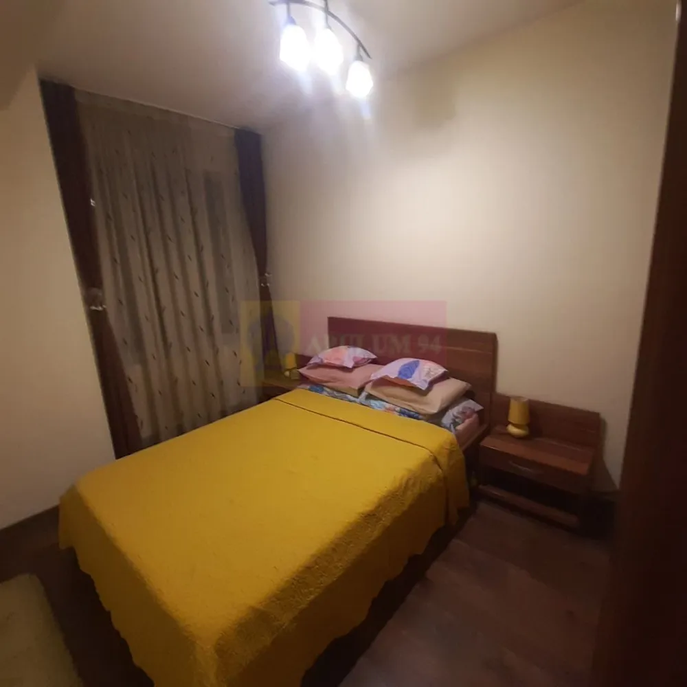 Apartament de închiriat Militari Rezidence în spatele Luna Ballroom - Vă propunem spre închiriere un frumos apartament din cartierul Militari Rezidence. Apartamentul se află pe strada Rezervelor, chiar pe strada învecinată cu Ballroom Militari Rezidence și Restaurantul Luna Ballroom. Zona este una plăcută, liniștită și bine deservită de centrele comerciale din proximitate (Lidl, Kaufland, Auchan, Metro și numeroase magazine de cartier). Apartamentul este la prima închiriere și totul este impecabil, mobilierul este de calitate, electrocasnicele aproape noi, totul este în perfectă stare de funcționare și se dorește un chiriaș care să se bucure de ceea ce se oferă, îngrijindu-se evident de apartament ca și cum ar fi al lui, păstrând totul în stare de funcționare și având grijă să nu deterioreze mobilierul, electrocasnicele și celelalte obiecte din apartament. Apartamentul este decomandat, pe holul de intrare avem un dressing spațios, din acest hol avem acces spre toate încăperile, prima ușă pe dreapta este a dormitorului care are o suprafață decentă și este prevăzut cu mobilierul standard, pat matrimonial cu două noptiere și cu șifonier dar mai are încă două corpuri prevăzute cu mai multe sertare care asigură nevoile de spațiu. Baia este amplasată pe partea opusă a dormitorului și este prevăzută cu o cadă, tot aici găsim și mașina de spălat rufe. Între dormitor și living avem bucătărie, o bucătărie închisă, spațioasă cu loc suficient pentru a găti dar și pentru a lua masa, bucătăria se predă mobilată și utilată integral. Living-ul este spațios și asigură un cadru perfect pentru socializare și relaxare după o zi de lucru, aici avem tv-ul, canapeaua mare, măsuța de cafea și mai multe piese de mobilier de tip etajeră, living-ul beneficiază și de un balcon închis în termopan unde se poate fuma. Proprietarii țin foarte mult la acest apartament și doresc un chiriaș care să respecte efortul dumnealor de a pune la dispoziția sa un apartament frumos mobilat și utilat integral, nu se acceptă animale de companie, nu se acceptă prestarea de orice tip de serviciu, apartamentul este exclusiv pentru locuit. Garanția de bună păstrare a imobilului este de 600 de euro și contractul se face pe minim 1 an de zile (12 luni) cu posibilitate de prelungire. Pentru a închiria apartamentul se va achita o chirie în avans, garanția de bună păstrare a imobilului și evident comisionul de 250 de euro (jumătate din chiria pe o lună) către agenția imobiliară Apulum94. Pentru mai multe detalii și programarea de vizionări nu ezitați să mă contactați, Daniel, Apulum94.