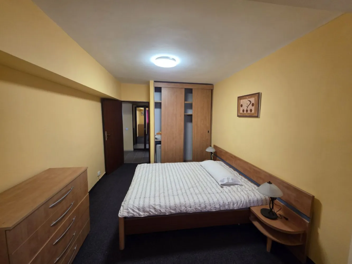 Titulescu- Pasaj Basrab - K Imobiliare va ofera spre inchiriere un apartament situat la etajul 9 din 10 in bloc cu doua lifturi, liber, mobilat, utilat, cu posibilitate de parcare in zona! Apartamentul se afla la mai putin de un minut de statia de metrou Basarab, intr-un bloc extrem de curat si civilizat, cu magazine, scoli, cabinete medicale, etc, in imediata proximitate.
Este liber, disponibil imediat, cheile sunt la agentie, program de vizionare flexibil.