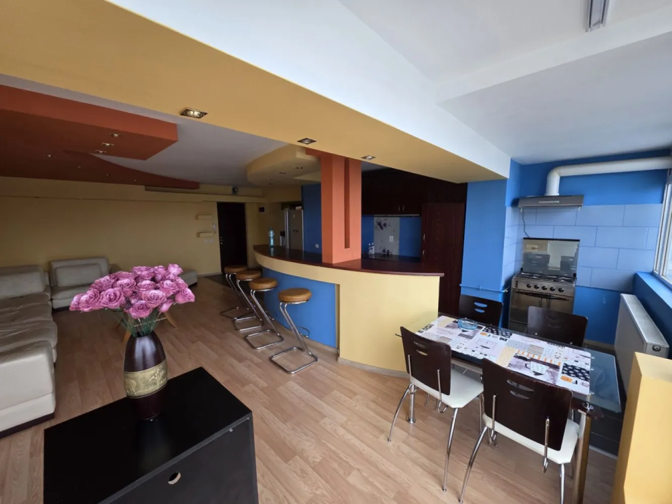 Titulescu- Pasaj Basrab - K Imobiliare va ofera spre inchiriere un apartament situat la etajul 9 din 10 in bloc cu doua lifturi, liber, mobilat, utilat, cu posibilitate de parcare in zona! Apartamentul se afla la mai putin de un minut de statia de metrou Basarab, intr-un bloc extrem de curat si civilizat, cu magazine, scoli, cabinete medicale, etc, in imediata proximitate.
Este liber, disponibil imediat, cheile sunt la agentie, program de vizionare flexibil.