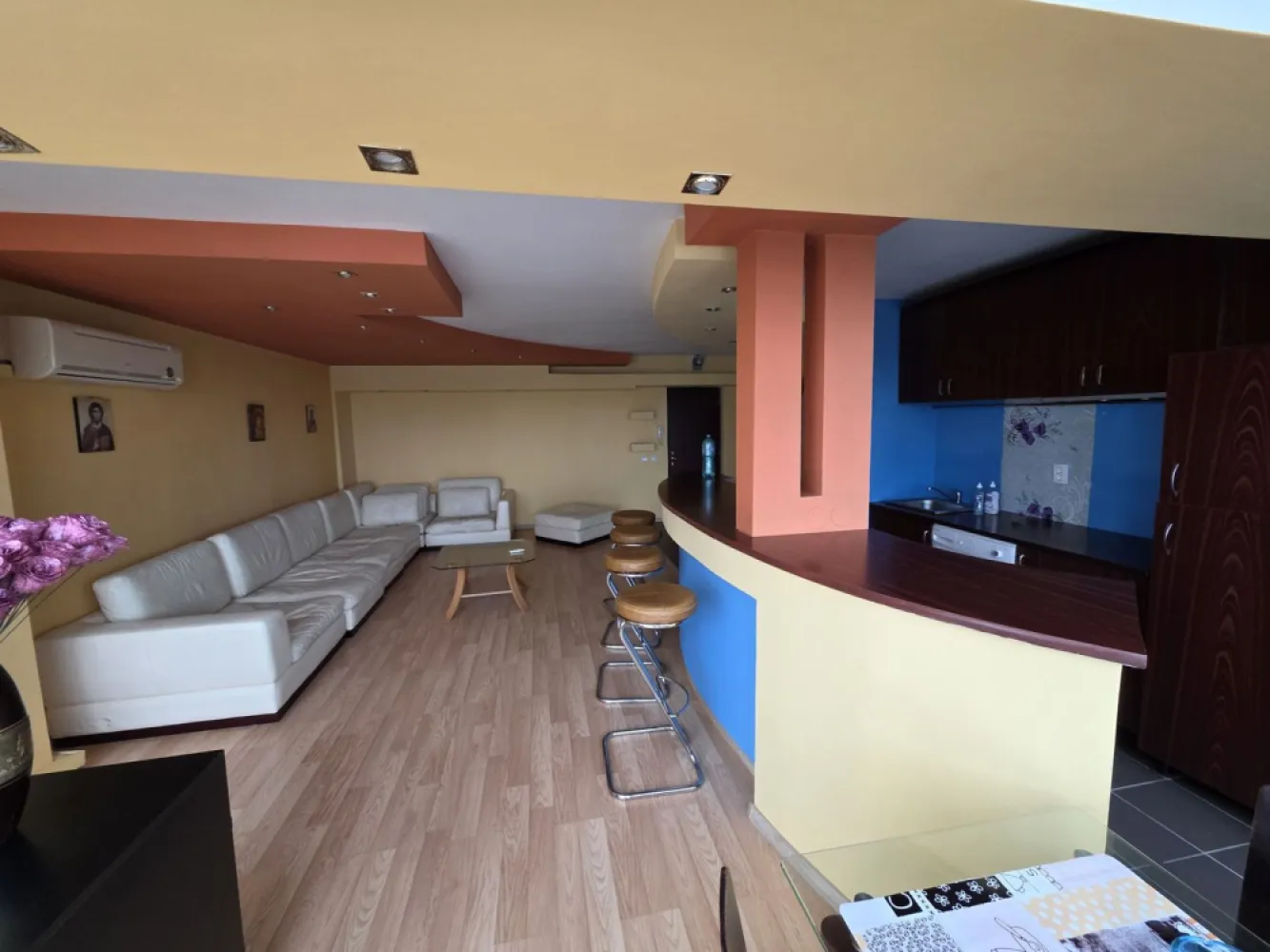 Titulescu- Pasaj Basrab - K Imobiliare va ofera spre inchiriere un apartament situat la etajul 9 din 10 in bloc cu doua lifturi, liber, mobilat, utilat, cu posibilitate de parcare in zona! Apartamentul se afla la mai putin de un minut de statia de metrou Basarab, intr-un bloc extrem de curat si civilizat, cu magazine, scoli, cabinete medicale, etc, in imediata proximitate.
Este liber, disponibil imediat, cheile sunt la agentie, program de vizionare flexibil.