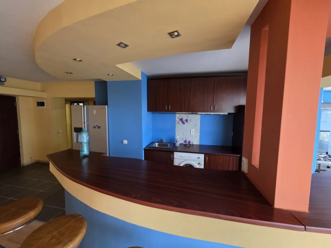 Titulescu- Pasaj Basrab - K Imobiliare va ofera spre inchiriere un apartament situat la etajul 9 din 10 in bloc cu doua lifturi, liber, mobilat, utilat, cu posibilitate de parcare in zona! Apartamentul se afla la mai putin de un minut de statia de metrou Basarab, intr-un bloc extrem de curat si civilizat, cu magazine, scoli, cabinete medicale, etc, in imediata proximitate.
Este liber, disponibil imediat, cheile sunt la agentie, program de vizionare flexibil.