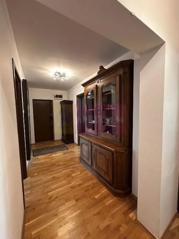 Apartament 3 camere Splaiul Unirii- Camera de Comerț - Compania imobiliara Apulum 94 va propune un apartament luminos cu 3 camere situat intr-un bloc de tip monolit, in zona Splaiul Unirii- in apropiere de Camera De Comert. 
Apartamentul este decomandat, cu baie si WC de serviciu, balcon închis, cămară spațioasă. 
Este un apartament curat, călduros. Este recent renovat, cu parchet solid, uși moderne, a/c Daikin in toate camerele, poziție foarte buna, central, construit in anul 1992.
Este situat la o distanță de câteva minute pana la restaurantele si cafenelele aflate pe malul Dâmboviței 
 Se vinde nemobilat.
Pentru vizionare si alte detalii nu ezitati sa ma contactati pe nr 0733683446- Laura Ionescu.