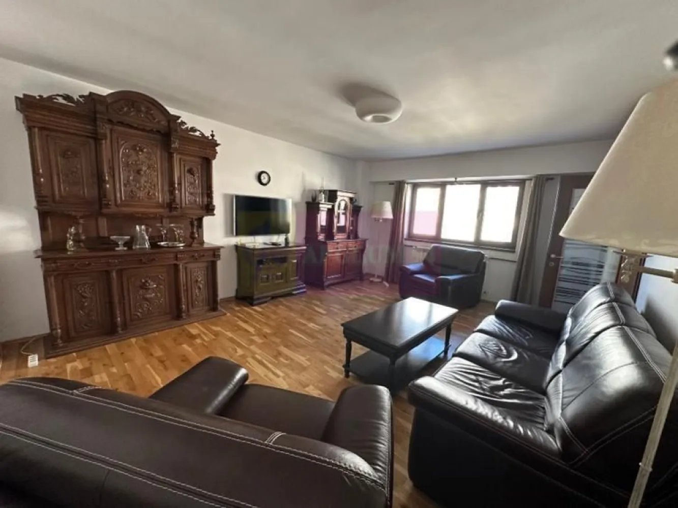 Apartament 3 camere Splaiul Unirii- Camera de Comerț - Compania imobiliara Apulum 94 va propune un apartament luminos cu 3 camere situat intr-un bloc de tip monolit, in zona Splaiul Unirii- in apropiere de Camera De Comert. 
Apartamentul este decomandat, cu baie si WC de serviciu, balcon închis, cămară spațioasă. 
Este un apartament curat, călduros. Este recent renovat, cu parchet solid, uși moderne, a/c Daikin in toate camerele, poziție foarte buna, central, construit in anul 1992.
Este situat la o distanță de câteva minute pana la restaurantele si cafenelele aflate pe malul Dâmboviței 
 Se vinde nemobilat.
Pentru vizionare si alte detalii nu ezitati sa ma contactati pe nr 0733683446- Laura Ionescu.