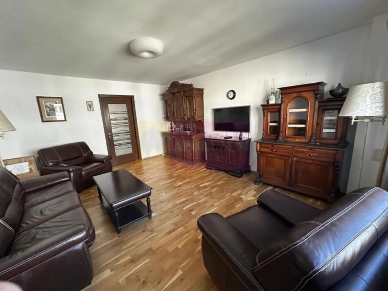Apartament 3 camere Splaiul Unirii- Camera de Comerț - Compania imobiliara Apulum 94 va propune un apartament luminos cu 3 camere situat intr-un bloc de tip monolit, in zona Splaiul Unirii- in apropiere de Camera De Comert. 
Apartamentul este decomandat, cu baie si WC de serviciu, balcon închis, cămară spațioasă. 
Este un apartament curat, călduros. Este recent renovat, cu parchet solid, uși moderne, a/c Daikin in toate camerele, poziție foarte buna, central, construit in anul 1992.
Este situat la o distanță de câteva minute pana la restaurantele si cafenelele aflate pe malul Dâmboviței 
 Se vinde nemobilat.
Pentru vizionare si alte detalii nu ezitati sa ma contactati pe nr 0733683446- Laura Ionescu.