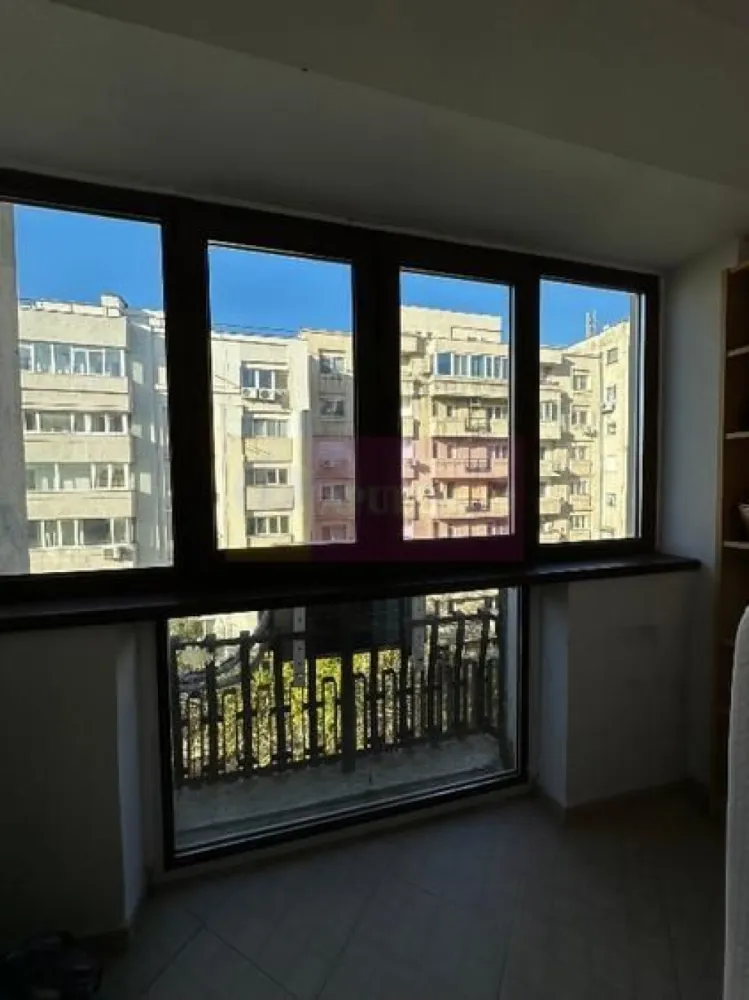 Apartament 3 camere Splaiul Unirii- Camera de Comerț - Compania imobiliara Apulum 94 va propune un apartament luminos cu 3 camere situat intr-un bloc de tip monolit, in zona Splaiul Unirii- in apropiere de Camera De Comert. 
Apartamentul este decomandat, cu baie si WC de serviciu, balcon închis, cămară spațioasă. 
Este un apartament curat, călduros. Este recent renovat, cu parchet solid, uși moderne, a/c Daikin in toate camerele, poziție foarte buna, central, construit in anul 1992.
Este situat la o distanță de câteva minute pana la restaurantele si cafenelele aflate pe malul Dâmboviței 
 Se vinde nemobilat.
Pentru vizionare si alte detalii nu ezitati sa ma contactati pe nr 0733683446- Laura Ionescu.
