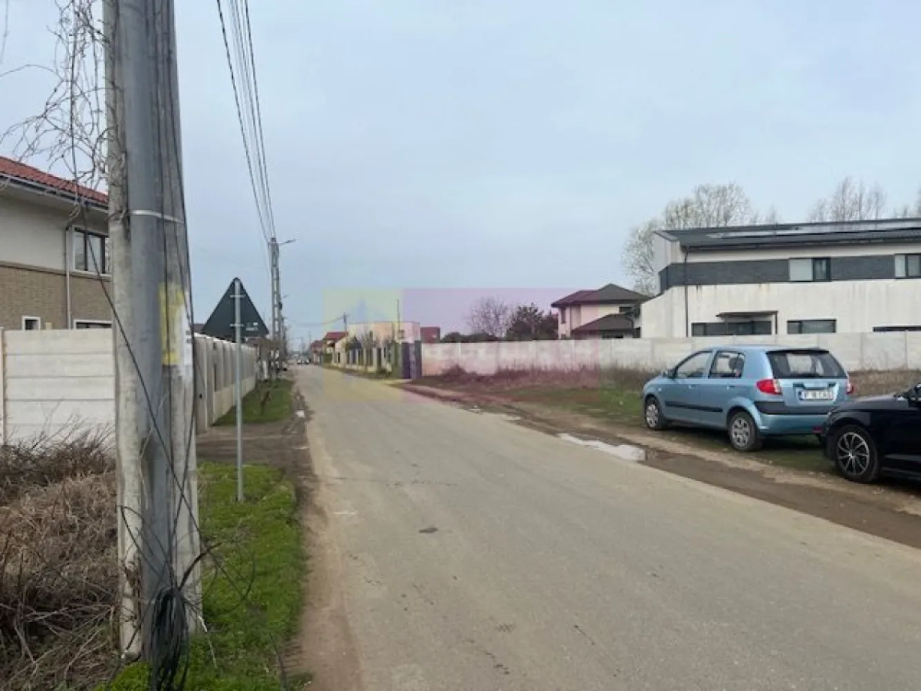 Teren Domnesti- Drumul Targului. - Compania imobiliara Apulum 94 va propune un teren situat in Domnesti- Ilfov, pe Drumul Targului. 
Terenul are o suprafata de 4458 mp si are 2 deschideri, una de 45,7 ml la drum asfaltat si cealalta de 42,9 ml la un drum pietruit.
Zona este foarte linistita, mai retrasa de un drum principal si este o zona in dezvoltare cu multe constructii noi. 
In fata terenului sunt toate utilitatile- gaze, curent, apa, canalizare.
Suprafata terenului se mai poate mari, lipit de acest teren fiind un alt teren de vanzare in suprafata de 1220 mp cu o deschidere de 12,78 ml.
Pentru vizionare si mai multe detalii nu ezitati sa ma contactati pe nr 0733683446- Laura Ionescu.