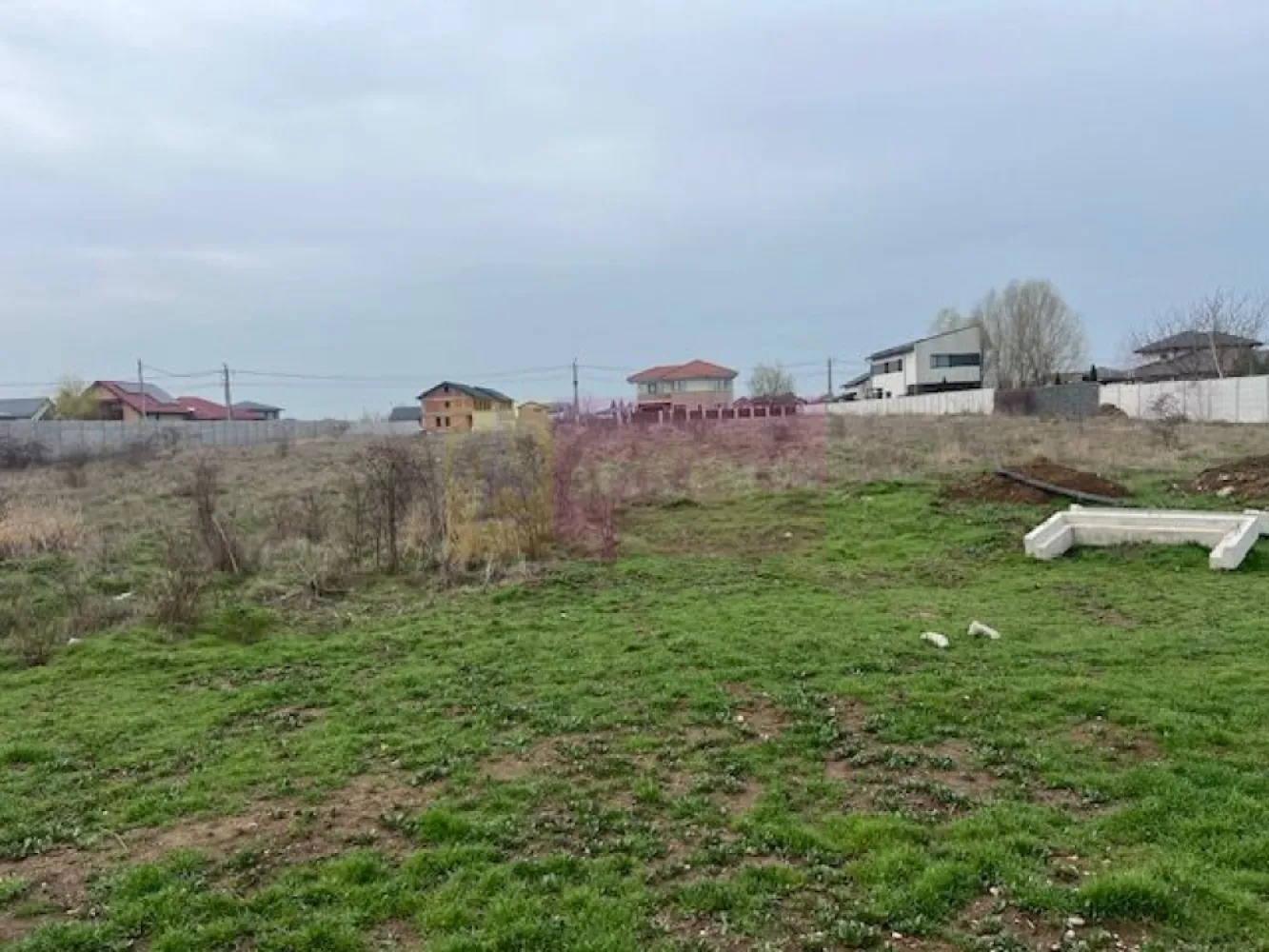 Teren Domnesti- Drumul Targului. - Compania imobiliara Apulum 94 va propune un teren situat in Domnesti- Ilfov, pe Drumul Targului. 
Terenul are o suprafata de 4458 mp si are 2 deschideri, una de 45,7 ml la drum asfaltat si cealalta de 42,9 ml la un drum pietruit.
Zona este foarte linistita, mai retrasa de un drum principal si este o zona in dezvoltare cu multe constructii noi. 
In fata terenului sunt toate utilitatile- gaze, curent, apa, canalizare.
Suprafata terenului se mai poate mari, lipit de acest teren fiind un alt teren de vanzare in suprafata de 1220 mp cu o deschidere de 12,78 ml.
Pentru vizionare si mai multe detalii nu ezitati sa ma contactati pe nr 0733683446- Laura Ionescu.