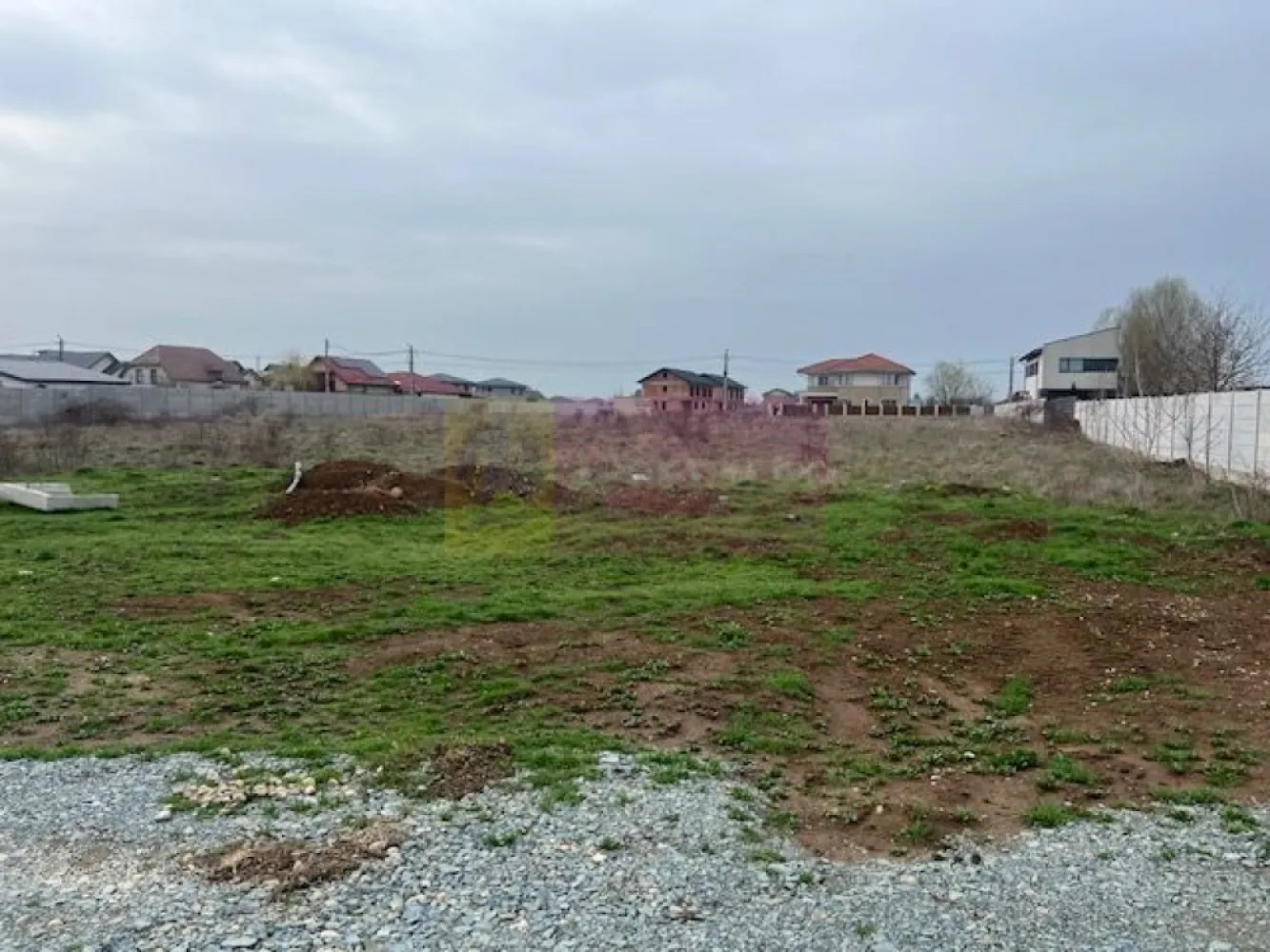 Teren Domnesti- Drumul Targului. - Compania imobiliara Apulum 94 va propune un teren situat in Domnesti- Ilfov, pe Drumul Targului. 
Terenul are o suprafata de 4458 mp si are 2 deschideri, una de 45,7 ml la drum asfaltat si cealalta de 42,9 ml la un drum pietruit.
Zona este foarte linistita, mai retrasa de un drum principal si este o zona in dezvoltare cu multe constructii noi. 
In fata terenului sunt toate utilitatile- gaze, curent, apa, canalizare.
Suprafata terenului se mai poate mari, lipit de acest teren fiind un alt teren de vanzare in suprafata de 1220 mp cu o deschidere de 12,78 ml.
Pentru vizionare si mai multe detalii nu ezitati sa ma contactati pe nr 0733683446- Laura Ionescu.
