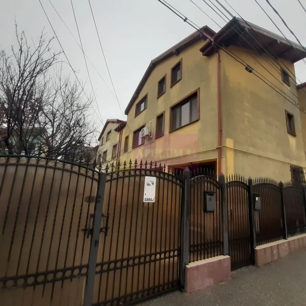 Două vile tip duplex de închiriat - zona Antiaeriană - Vă propunem spre închiriere un imobil compus din două vile alăturate, vile P+1+M (parter, etaj și mansardă), fiecare cu bucătăria ei, cu dormitoarele, living-ul și grupurile sanitare proprii. Pe parter imobilele sunt similare, avem living cu bucătărie deschisă, totul mobilar și utilat modern, un grup sanitar și o zonă de depozitare, la etaj prima vilă are două dormitoare și două grupuri sanitare iar cea de-a doua vilă are trei dormitoare și un grup sanitar cu jacuzzi, iar la mansardă fiecare imobil are o zonă open-space de socializare sau pentru activități hobby și spații de depozitare. Cele două vile beneficiază de o curte de peste 150mp pavată și de toate utilitățile. Suprafața utilă este de aproximativ 300mp cu tot cu mansarde. Se dorește un chiriaș pe termen lung. Zona în care se află cele două vile alăturate este una liniștită de case-vile, zonă situată între bulevardele Antiaeriană și Mărgeanului, ambele artere beneficiind de transport public. Imobilele se pretează pentru activități de tip after-school sau similare, clinică medicală sau alte activități. Se pot închiria și separat la 1200 euro fiecare corp de vilă iar curtea va fi comună. Pentru mai multe detalii și programarea de vizionări nu ezitați să mă contactați, Daniel, Apulum94. Compania Imobiliară percepe un comision la semnarea contractului de închiriere de 50%+TVA din valoarea unei chirii lunare. La vizionare este necesar să aveți cartea de identitate la închiriere pe persoană fizică iar pentru companii este necesar copie CUI și carte de identitate administrator. Vă așteptăm cu drag la vizionare.