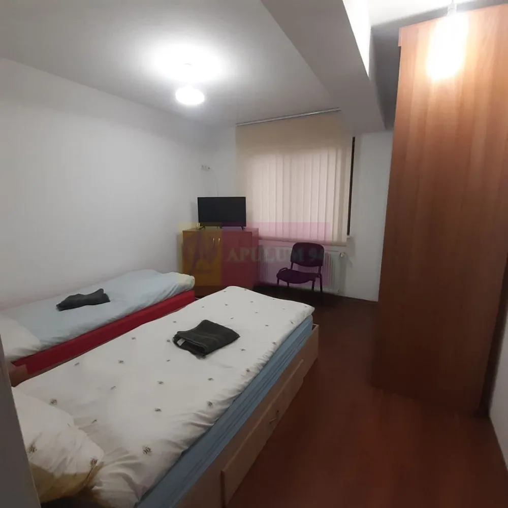 Două vile tip duplex de închiriat - zona Antiaeriană - Vă propunem spre închiriere un imobil compus din două vile alăturate, vile P+1+M (parter, etaj și mansardă), fiecare cu bucătăria ei, cu dormitoarele, living-ul și grupurile sanitare proprii. Pe parter imobilele sunt similare, avem living cu bucătărie deschisă, totul mobilar și utilat modern, un grup sanitar și o zonă de depozitare, la etaj prima vilă are două dormitoare și două grupuri sanitare iar cea de-a doua vilă are trei dormitoare și un grup sanitar cu jacuzzi, iar la mansardă fiecare imobil are o zonă open-space de socializare sau pentru activități hobby și spații de depozitare. Cele două vile beneficiază de o curte de peste 150mp pavată și de toate utilitățile. Suprafața utilă este de aproximativ 300mp cu tot cu mansarde. Se dorește un chiriaș pe termen lung. Zona în care se află cele două vile alăturate este una liniștită de case-vile, zonă situată între bulevardele Antiaeriană și Mărgeanului, ambele artere beneficiind de transport public. Imobilele se pretează pentru activități de tip after-school sau similare, clinică medicală sau alte activități. Se pot închiria și separat la 1200 euro fiecare corp de vilă iar curtea va fi comună. Pentru mai multe detalii și programarea de vizionări nu ezitați să mă contactați, Daniel, Apulum94. Compania Imobiliară percepe un comision la semnarea contractului de închiriere de 50%+TVA din valoarea unei chirii lunare. La vizionare este necesar să aveți cartea de identitate la închiriere pe persoană fizică iar pentru companii este necesar copie CUI și carte de identitate administrator. Vă așteptăm cu drag la vizionare.