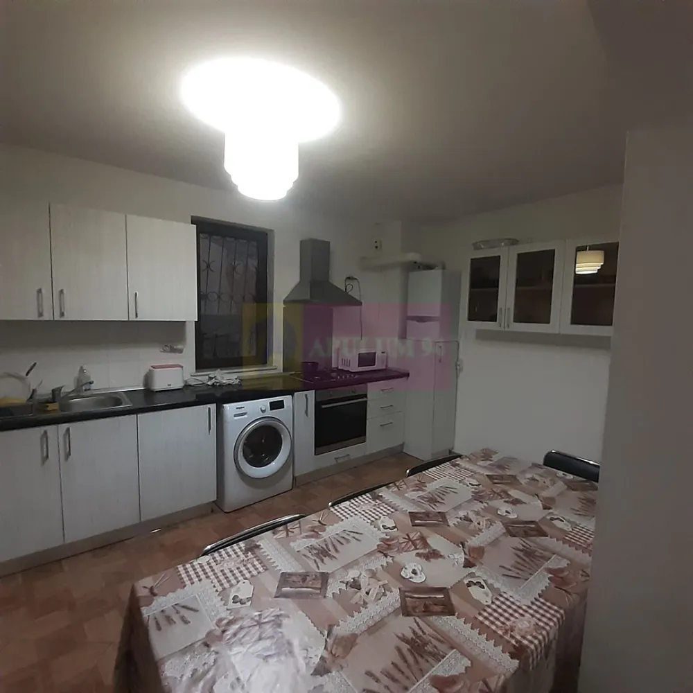 Două vile tip duplex de închiriat - zona Antiaeriană - Vă propunem spre închiriere un imobil compus din două vile alăturate, vile P+1+M (parter, etaj și mansardă), fiecare cu bucătăria ei, cu dormitoarele, living-ul și grupurile sanitare proprii. Pe parter imobilele sunt similare, avem living cu bucătărie deschisă, totul mobilar și utilat modern, un grup sanitar și o zonă de depozitare, la etaj prima vilă are două dormitoare și două grupuri sanitare iar cea de-a doua vilă are trei dormitoare și un grup sanitar cu jacuzzi, iar la mansardă fiecare imobil are o zonă open-space de socializare sau pentru activități hobby și spații de depozitare. Cele două vile beneficiază de o curte de peste 150mp pavată și de toate utilitățile. Suprafața utilă este de aproximativ 300mp cu tot cu mansarde. Se dorește un chiriaș pe termen lung. Zona în care se află cele două vile alăturate este una liniștită de case-vile, zonă situată între bulevardele Antiaeriană și Mărgeanului, ambele artere beneficiind de transport public. Imobilele se pretează pentru activități de tip after-school sau similare, clinică medicală sau alte activități. Se pot închiria și separat la 1200 euro fiecare corp de vilă iar curtea va fi comună. Pentru mai multe detalii și programarea de vizionări nu ezitați să mă contactați, Daniel, Apulum94. Compania Imobiliară percepe un comision la semnarea contractului de închiriere de 50%+TVA din valoarea unei chirii lunare. La vizionare este necesar să aveți cartea de identitate la închiriere pe persoană fizică iar pentru companii este necesar copie CUI și carte de identitate administrator. Vă așteptăm cu drag la vizionare.