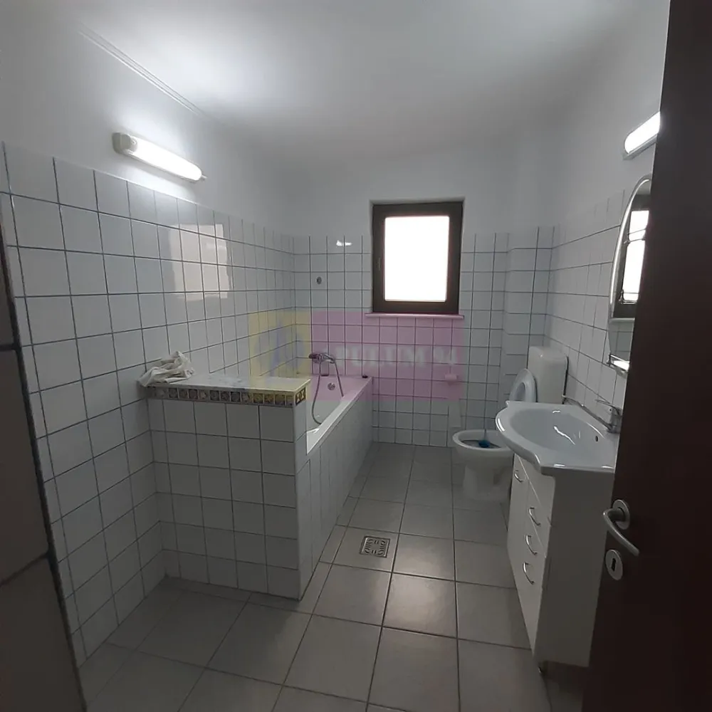 Două vile tip duplex de închiriat - zona Antiaeriană - Vă propunem spre închiriere un imobil compus din două vile alăturate, vile P+1+M (parter, etaj și mansardă), fiecare cu bucătăria ei, cu dormitoarele, living-ul și grupurile sanitare proprii. Pe parter imobilele sunt similare, avem living cu bucătărie deschisă, totul mobilar și utilat modern, un grup sanitar și o zonă de depozitare, la etaj prima vilă are două dormitoare și două grupuri sanitare iar cea de-a doua vilă are trei dormitoare și un grup sanitar cu jacuzzi, iar la mansardă fiecare imobil are o zonă open-space de socializare sau pentru activități hobby și spații de depozitare. Cele două vile beneficiază de o curte de peste 150mp pavată și de toate utilitățile. Suprafața utilă este de aproximativ 300mp cu tot cu mansarde. Se dorește un chiriaș pe termen lung. Zona în care se află cele două vile alăturate este una liniștită de case-vile, zonă situată între bulevardele Antiaeriană și Mărgeanului, ambele artere beneficiind de transport public. Imobilele se pretează pentru activități de tip after-school sau similare, clinică medicală sau alte activități. Se pot închiria și separat la 1200 euro fiecare corp de vilă iar curtea va fi comună. Pentru mai multe detalii și programarea de vizionări nu ezitați să mă contactați, Daniel, Apulum94. Compania Imobiliară percepe un comision la semnarea contractului de închiriere de 50%+TVA din valoarea unei chirii lunare. La vizionare este necesar să aveți cartea de identitate la închiriere pe persoană fizică iar pentru companii este necesar copie CUI și carte de identitate administrator. Vă așteptăm cu drag la vizionare.