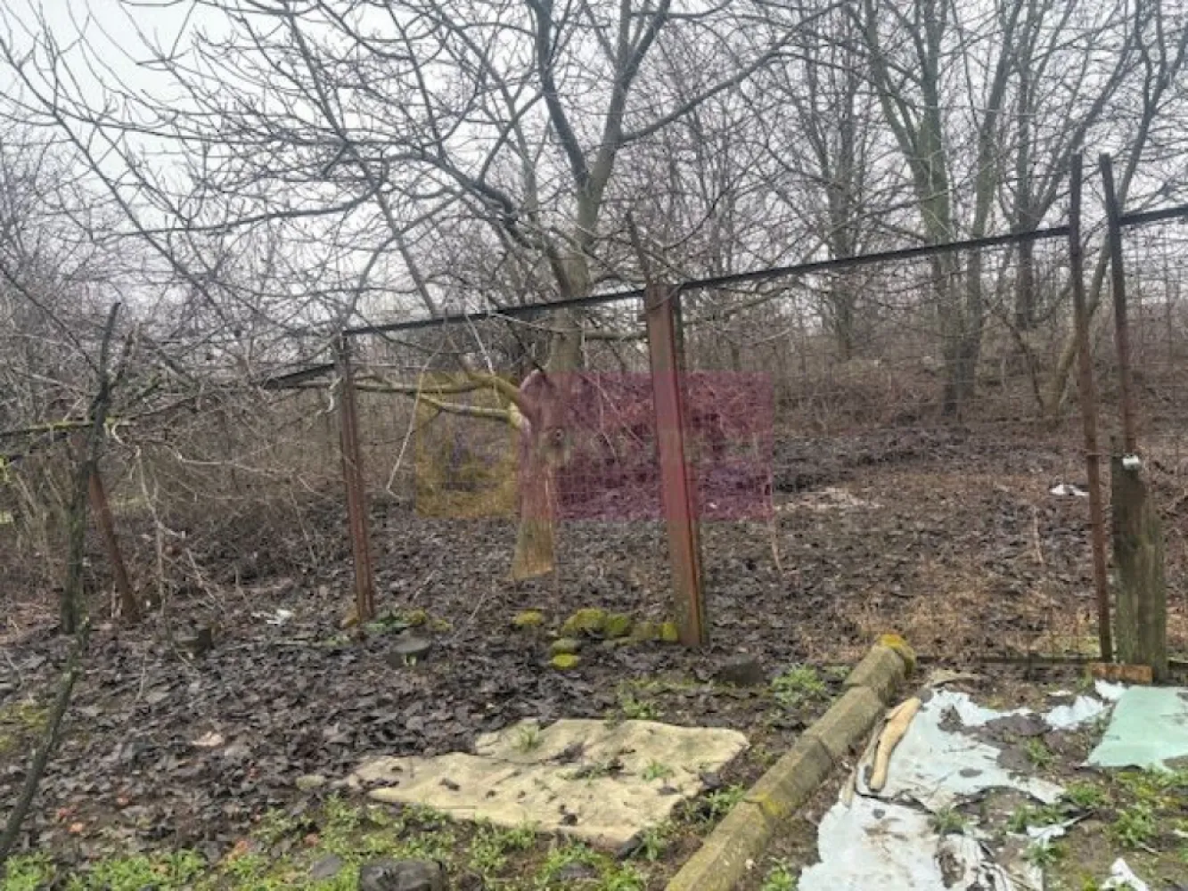 Teren Prelungirea Ghencea- sector 6 planul 2. - Compania imobiliara Apulum 94 va propune un teren intravilan construibil situat in zona Prelungirea Ghencea- sector 6, in planul 2 , la o distanta de 150 de metri fata de drumul principal. 
Terenul are acces de pe un drum de servitute de 4 metri latime din Prelungirea Ghencea. Drumul de servitute se termina in acest lot. 
In fata terenului sunt toate utilitatile. 
Pentreu alte detalii si vizionare nu ezitati sa ma contactati pe nr 0733683446- Laura Ionescu.