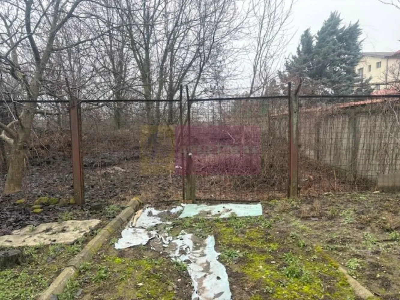 Teren Prelungirea Ghencea- sector 6 planul 2. - Compania imobiliara Apulum 94 va propune un teren intravilan construibil situat in zona Prelungirea Ghencea- sector 6, in planul 2 , la o distanta de 150 de metri fata de drumul principal. 
Terenul are acces de pe un drum de servitute de 4 metri latime din Prelungirea Ghencea. Drumul de servitute se termina in acest lot. 
In fata terenului sunt toate utilitatile. 
Pentreu alte detalii si vizionare nu ezitati sa ma contactati pe nr 0733683446- Laura Ionescu.