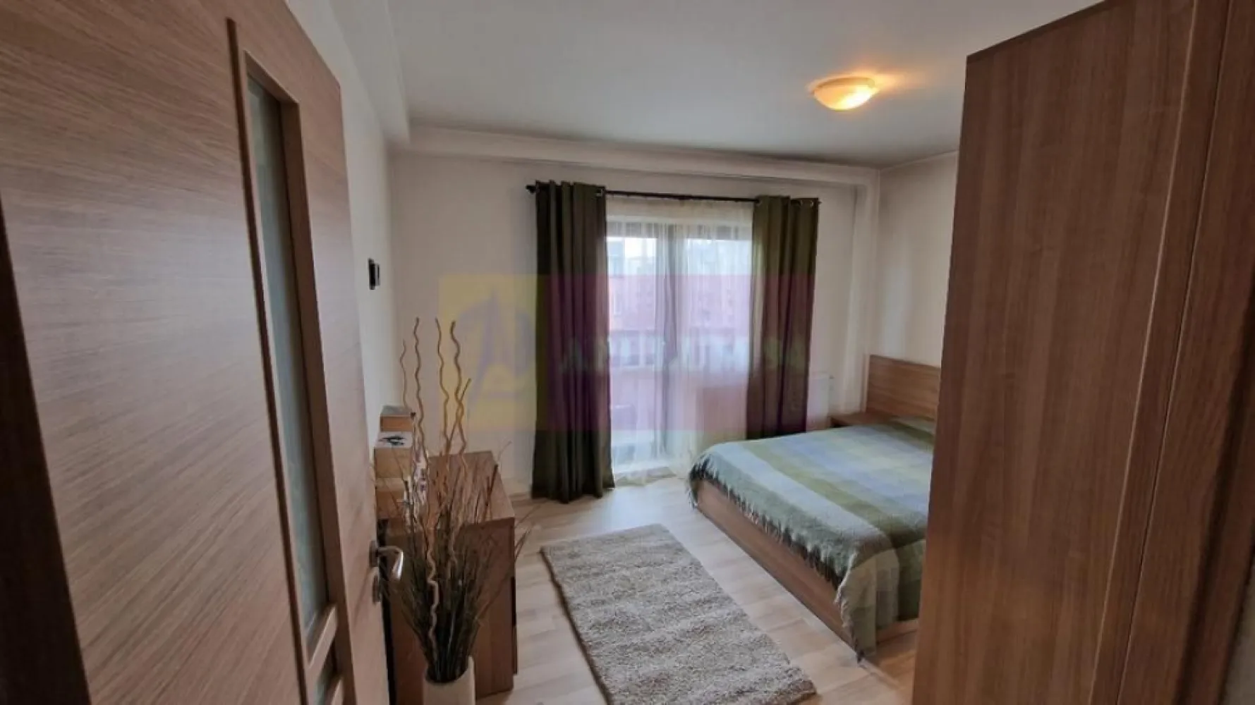 Vand apartament 3 camere zona 13 Septembrie - Sebastian (Prosper Mall) - Compania imobiliara Apulum 94 va propune un apartament de 3 camere situat in zona 13 Septembrie – Sebastian, in imediata vecinatate a Prosper Mall.
Apartamentul este decomandat, are o suprafata totala de 76.61 mp (inclusiv balconul), etajul 8, anul constructiei imobilului este 1986.
Suprafete foarte generoase: living 20 mp, dormitoare 14.1 si respectiv 11.8 mp. Beneficiaza de doua grupuri sanitare si un balcon (dormitorul mare).
Holul principal tip “H”, zidul despartitor cu bucataria din BCA, permite reconfigurare, pt. camera de zi/dinning spatioasa, 20 mp. Pozitionare sud-est & sud-vest.
In proximitate Prosper Mall (Mega Image + piata Kaufland si Lidl etc. De asemenea Parcul Sebastian.
Accesul la transportul in comun este la o distanta de, 300m .In imediata apropiere Liceu matematica-informatica. Parcare auto accesibila, inclusiv posibilate de inchiriere loc parcare primarie.
Apartamentul beneficiaza de ferestre PVC cu geam termopan (QFort). Centrala termica pe gaz (Ariston - varful de gama - Alteas One), calorifere metal (partial Ferolli). Aer conditionat (Samsung inverter – 12k BTU). Se vinde nemobilat.
Amenajarile interioare (gresie, faianta, parchet laminat, lavabila) necesita renovare partiala pentru detalii :0733683446