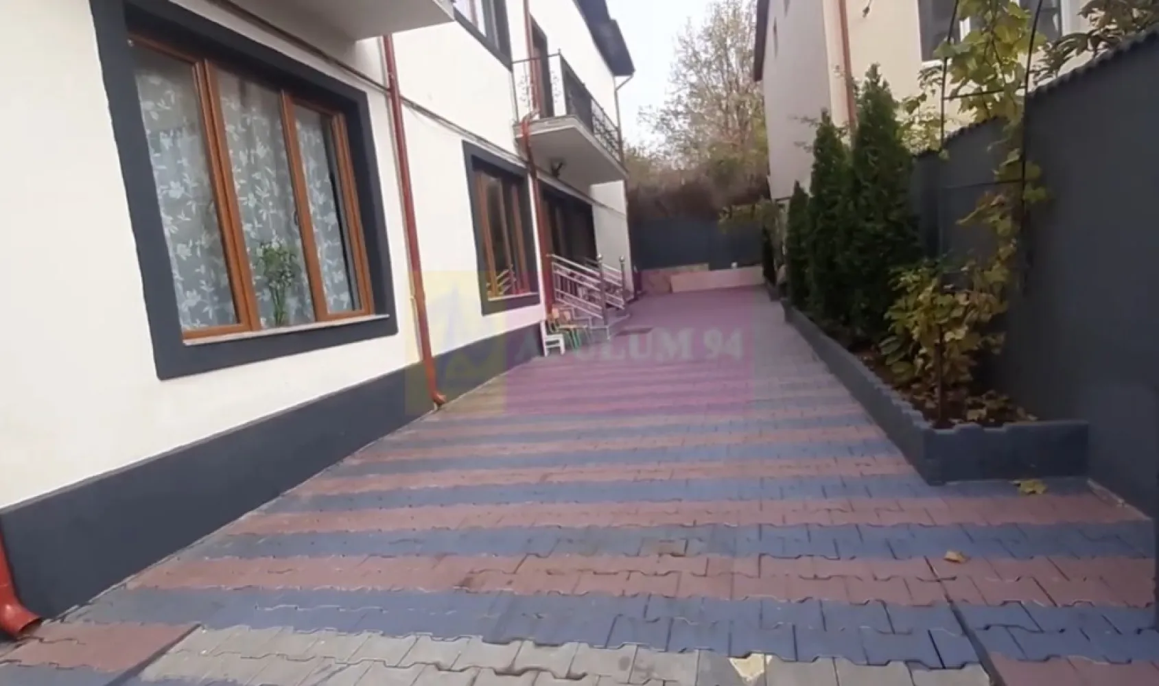 Vilă de închiriat în zona Mihai Bravu - Vilă pentru locuit sau pentru activități de birou, pretabilă și pentru activități de tip after school, aproape și de Metrou Mihai Bravu, foarte aproape și de Mall București, în spatele magazinului cu materiale de construcții și bricolaj Mathaus situat pe Mihai Bravu. Foarte aproape avem centrele comerciale Kaufland (unde avem și KFC, și Pepco și Animax) Lidl, iar Mall-urile sunt deasemenea aproape (Mall București - 7 minute, Mall Sun Plaza - 7 minute, Mall Park Lake - 20 de minute). Accesul auto se face din Șoseaua Mihai Bravu, imediat după benzinăria Lukoil la dreapta. Vila are un aspect modern și o compartimentare care permite folosirea imobilului atât pentru locuit cât și pentru activităti de birou sau afterschool. Imobilul este dispus pe 2 nivele, parter și etaj, la parter avem un salon de peste 40 metri pătrați din care putem accesa o cameră de peste 23mp și deasemenea, tot din living putem accesa și o baie mare și bucătăria în care regăsim o centrală termică prin condesare și care are acces spre partea din spate a casei. Etajul îl accesăm cu ajutorul superbei scări care urcă din salonul de la parter pe holul de la etaj ce permite accesul spre cele 3 dormitoare de la etaj, tot la etaj mai avem o bucătărie unde regăsim o a doua centrală termică prin condensare, această încăpere se poate folosi și cu altă destinație, din această zonă se poate accesa baia de la etaj. Casa dispune și de o frumoasă mansardă de peste 35mp ce poate fi folosită pentru depozitare, cameră de joacă sau de studiu sau chiar birou. Curtea este pavată și se pot parca 4-5 mașini în curte și două mașini în fața porții. Este un imobil perfect pentru a vă reloca sau pentru a desfășura diverse activități. Se dorește seriozitate iar pentru cei care pot achita mai multe chirii în avans chiria se poate negocia ușor. Pentru mai multe detalii și vizionări nu ezitați să mă contactați, Daniel, Apulum94.