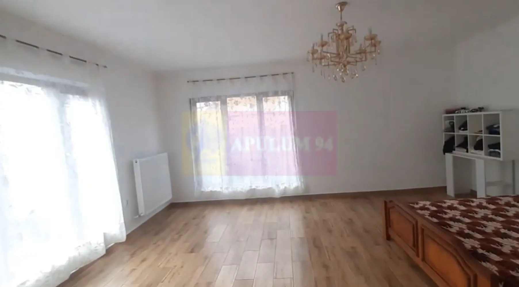 Vilă de închiriat în zona Mihai Bravu - Vilă pentru locuit sau pentru activități de birou, pretabilă și pentru activități de tip after school, aproape și de Metrou Mihai Bravu, foarte aproape și de Mall București, în spatele magazinului cu materiale de construcții și bricolaj Mathaus situat pe Mihai Bravu. Foarte aproape avem centrele comerciale Kaufland (unde avem și KFC, și Pepco și Animax) Lidl, iar Mall-urile sunt deasemenea aproape (Mall București - 7 minute, Mall Sun Plaza - 7 minute, Mall Park Lake - 20 de minute). Accesul auto se face din Șoseaua Mihai Bravu, imediat după benzinăria Lukoil la dreapta. Vila are un aspect modern și o compartimentare care permite folosirea imobilului atât pentru locuit cât și pentru activităti de birou sau afterschool. Imobilul este dispus pe 2 nivele, parter și etaj, la parter avem un salon de peste 40 metri pătrați din care putem accesa o cameră de peste 23mp și deasemenea, tot din living putem accesa și o baie mare și bucătăria în care regăsim o centrală termică prin condesare și care are acces spre partea din spate a casei. Etajul îl accesăm cu ajutorul superbei scări care urcă din salonul de la parter pe holul de la etaj ce permite accesul spre cele 3 dormitoare de la etaj, tot la etaj mai avem o bucătărie unde regăsim o a doua centrală termică prin condensare, această încăpere se poate folosi și cu altă destinație, din această zonă se poate accesa baia de la etaj. Casa dispune și de o frumoasă mansardă de peste 35mp ce poate fi folosită pentru depozitare, cameră de joacă sau de studiu sau chiar birou. Curtea este pavată și se pot parca 4-5 mașini în curte și două mașini în fața porții. Este un imobil perfect pentru a vă reloca sau pentru a desfășura diverse activități. Se dorește seriozitate iar pentru cei care pot achita mai multe chirii în avans chiria se poate negocia ușor. Pentru mai multe detalii și vizionări nu ezitați să mă contactați, Daniel, Apulum94.