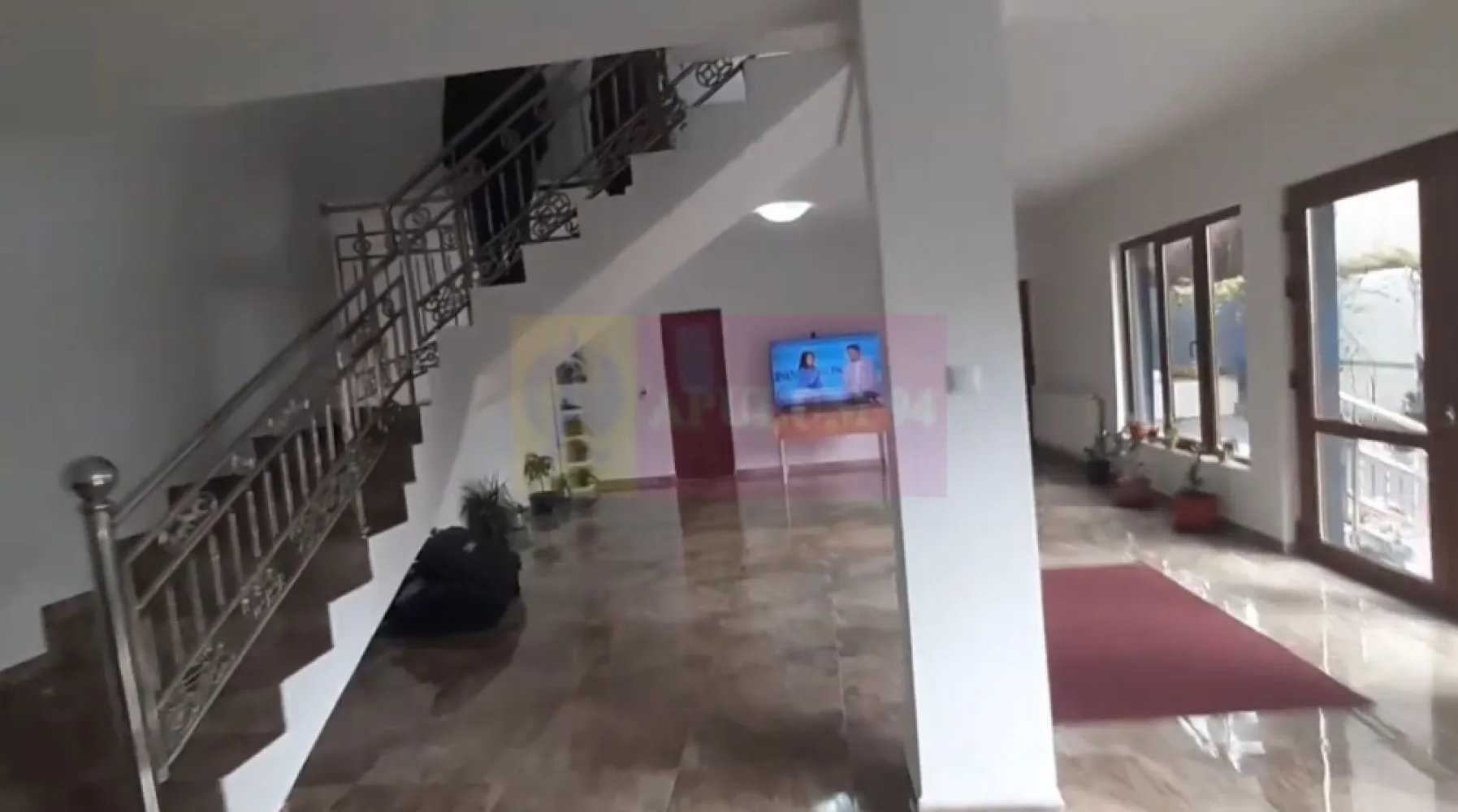 Vilă de închiriat în zona Mihai Bravu - Vilă pentru locuit sau pentru activități de birou, pretabilă și pentru activități de tip after school, aproape și de Metrou Mihai Bravu, foarte aproape și de Mall București, în spatele magazinului cu materiale de construcții și bricolaj Mathaus situat pe Mihai Bravu. Foarte aproape avem centrele comerciale Kaufland (unde avem și KFC, și Pepco și Animax) Lidl, iar Mall-urile sunt deasemenea aproape (Mall București - 7 minute, Mall Sun Plaza - 7 minute, Mall Park Lake - 20 de minute). Accesul auto se face din Șoseaua Mihai Bravu, imediat după benzinăria Lukoil la dreapta. Vila are un aspect modern și o compartimentare care permite folosirea imobilului atât pentru locuit cât și pentru activităti de birou sau afterschool. Imobilul este dispus pe 2 nivele, parter și etaj, la parter avem un salon de peste 40 metri pătrați din care putem accesa o cameră de peste 23mp și deasemenea, tot din living putem accesa și o baie mare și bucătăria în care regăsim o centrală termică prin condesare și care are acces spre partea din spate a casei. Etajul îl accesăm cu ajutorul superbei scări care urcă din salonul de la parter pe holul de la etaj ce permite accesul spre cele 3 dormitoare de la etaj, tot la etaj mai avem o bucătărie unde regăsim o a doua centrală termică prin condensare, această încăpere se poate folosi și cu altă destinație, din această zonă se poate accesa baia de la etaj. Casa dispune și de o frumoasă mansardă de peste 35mp ce poate fi folosită pentru depozitare, cameră de joacă sau de studiu sau chiar birou. Curtea este pavată și se pot parca 4-5 mașini în curte și două mașini în fața porții. Este un imobil perfect pentru a vă reloca sau pentru a desfășura diverse activități. Se dorește seriozitate iar pentru cei care pot achita mai multe chirii în avans chiria se poate negocia ușor. Pentru mai multe detalii și vizionări nu ezitați să mă contactați, Daniel, Apulum94.
