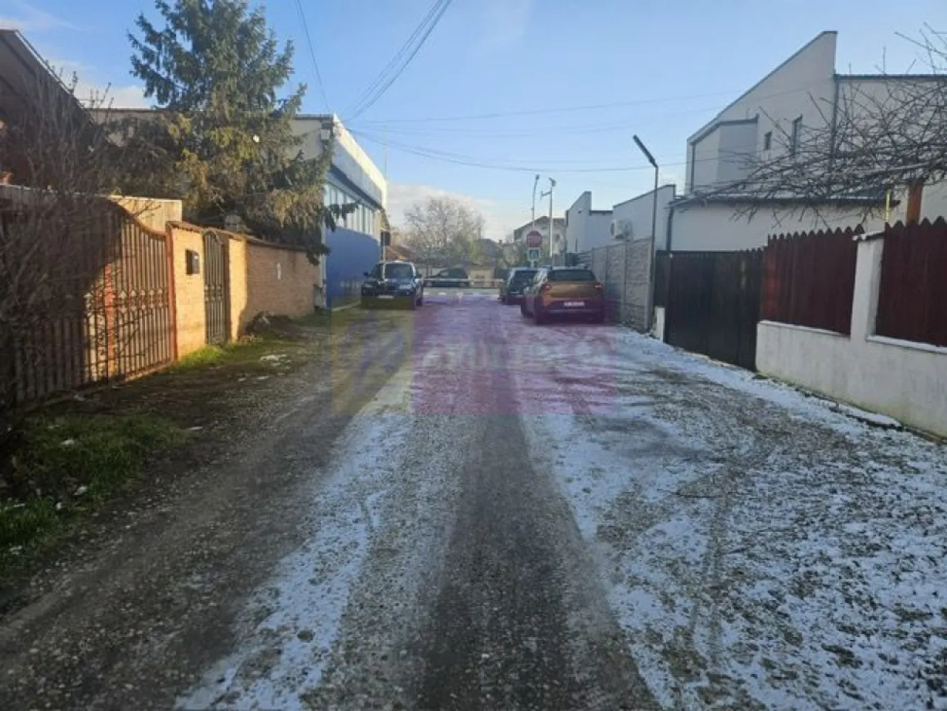 Teren Clinceni cu drum de servitute - zona Primarie. - Compania imobiliara Apulum 94 va propune un lot de teren situat in Clinceni, in apropiere de Politie si Primarie, situat pe un drum de servitute din strada principala. 
Terenul are o suprafata de 555 mp la care se adauga 284 mp cota din drumul de servitute. 
Are dubla deschidere la servitute.
Gazele sunt la aproximativ 15 metri, iar curentul, apa si canalizarea sunt la aproximativ 180 metri .
Exista un certificat de urbanism care incadreaza terenul in UTR 2- regim de inaltime P+2E; POT= 30% si CUT= 1. 
Zona este usor accesibila, apropiata de mijloc de transport, gradinita, scoala, magazin. 
Pentru vizionare si mai multe etalii nu ezitati sa ma contactati pe nr 0733683446- Laura Ionescu.