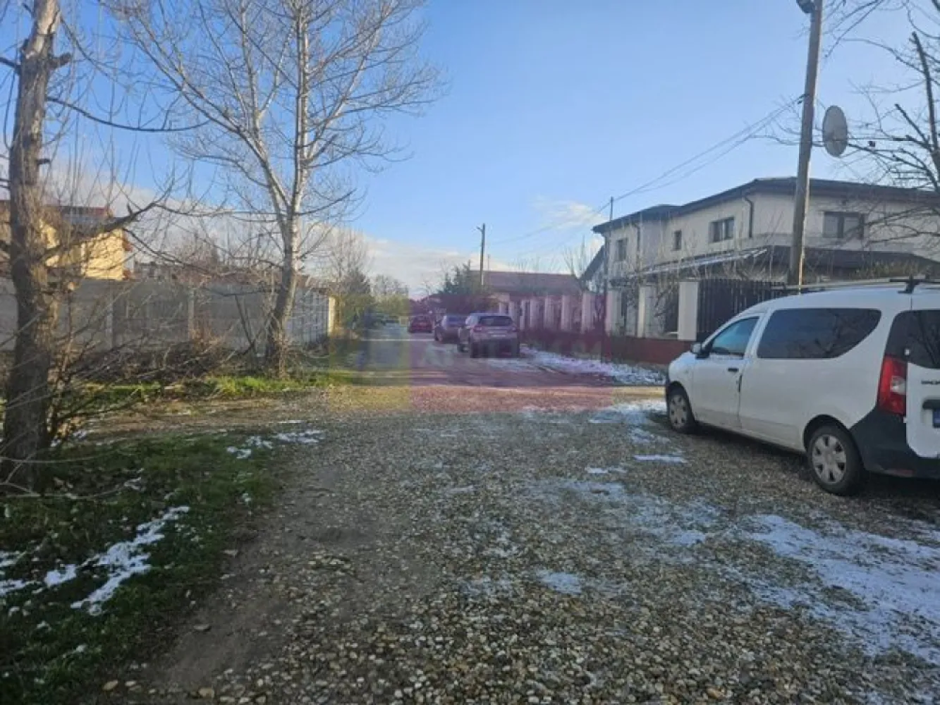 Teren Clinceni cu drum de servitute - zona Primarie. - Compania imobiliara Apulum 94 va propune un lot de teren situat in Clinceni, in apropiere de Politie si Primarie, situat pe un drum de servitute din strada principala. 
Terenul are o suprafata de 555 mp la care se adauga 284 mp cota din drumul de servitute. 
Are dubla deschidere la servitute.
Gazele sunt la aproximativ 15 metri, iar curentul, apa si canalizarea sunt la aproximativ 180 metri .
Exista un certificat de urbanism care incadreaza terenul in UTR 2- regim de inaltime P+2E; POT= 30% si CUT= 1. 
Zona este usor accesibila, apropiata de mijloc de transport, gradinita, scoala, magazin. 
Pentru vizionare si mai multe etalii nu ezitati sa ma contactati pe nr 0733683446- Laura Ionescu.