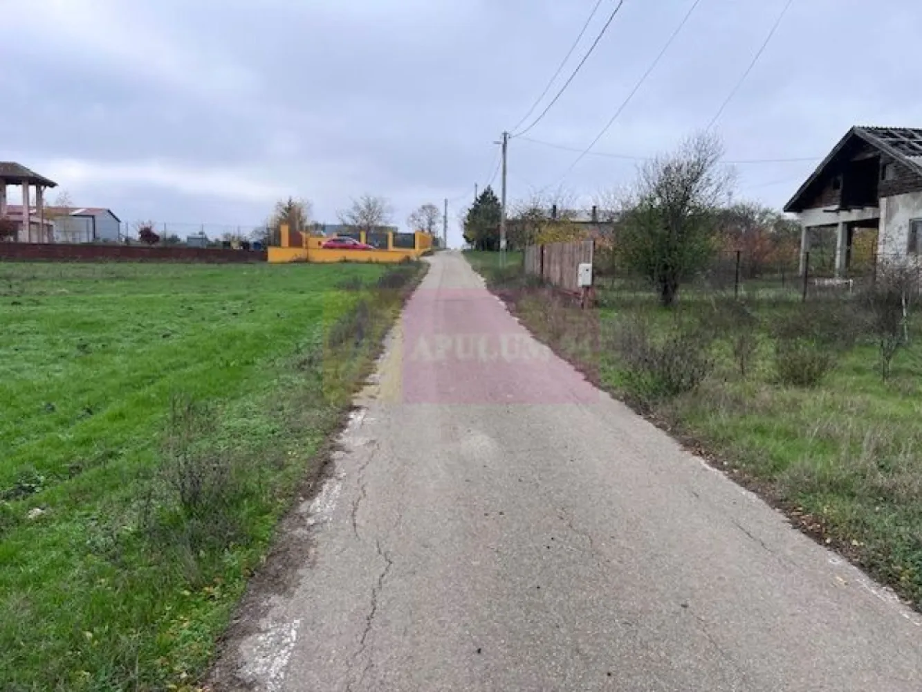 Teren Comana- strada Funieru. - Compania imobiliara Apulum 94 va propune un teren situat in localitatea Comana- jud Giurgiu. 
Localitatea este in plina dezvoltare si foarte accesibila datorita Parcului Natural Comana. 
Terenul este situat intre case, pe strada Funieru. 
 Terenul are in fata curentul , gazele si apa. 
Pentru alte detalii si vizionare nu ezitati sa ma contactati pe nr 0733683446- Laura Ionescu.