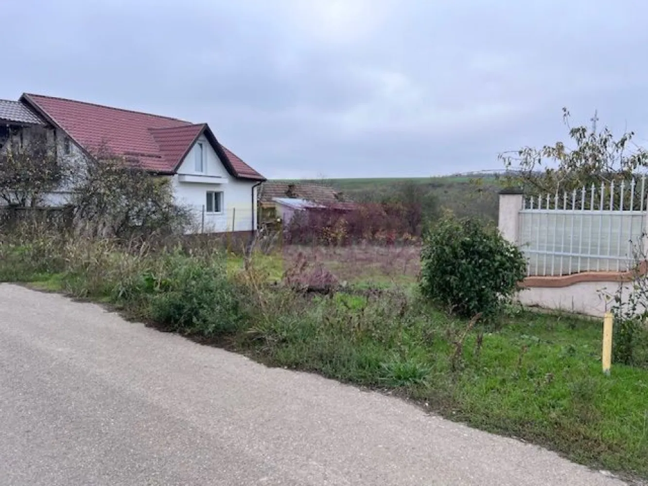Teren Comana- Str Livezii- in apropiere de gara. - Compania imobiliara Apulum 94 va propune un teren situat in localitatea Comana- jud Giurgiu. 
Localitatea este in plina dezvoltare si foarte accesibila datorita Parcului Natural Comana. 
Terenul este situat in apropiere de gara, de zona CFR. 
Este o zona de case. Terenul are in fata curentul , gazele si apa. 
Pentru alte detalii si vizionare nu ezitati sa ma contactati pe nr 0733683446- Laura Ionescu.