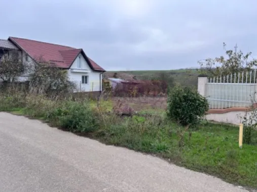 Teren Comana- Str Livezii- in apropiere de gara.
