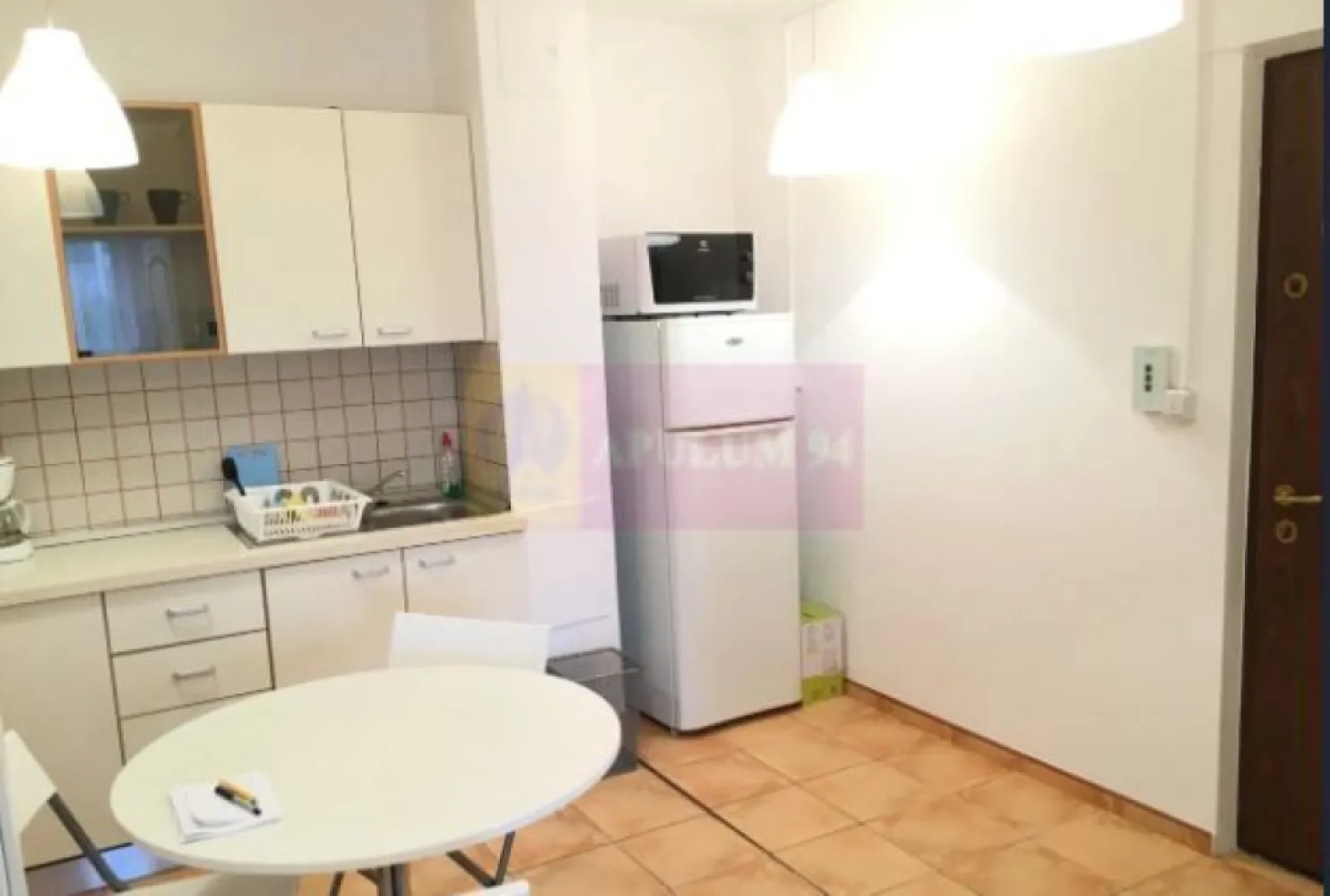 Apartament 3 camere Tineretului. - Compania imobiliara Apulum 94 va propune un apartament de 3 camere situat in zona Tineretului, luminos, modern, cu bucătărie open space – la 5 minute de metroul Tineretului. 
 În apropiere se află două magazine Mega Image, precum și Piața Norilor – ideal pentru cumpărături rapide/
Caracteristici principale:Orientare Est – lumină naturală pe tot parcursul dimineții și orientare care oferă permanent liniște pe tot parcursul zilei.
Apartamentul este renovat- cu instalatii schimbate, gresie, faianta, parchet, termopan. Se doreste a se vinde partial mobilat. 
Apartamentul este liber si se poate preda imediat. 
Beneficiaza si de un loc de parcare prin ADP. 
Pentru alte detalii si vizionare nu ezitati sa ma contactati pe nr 0733683446- Laura Ionescu.