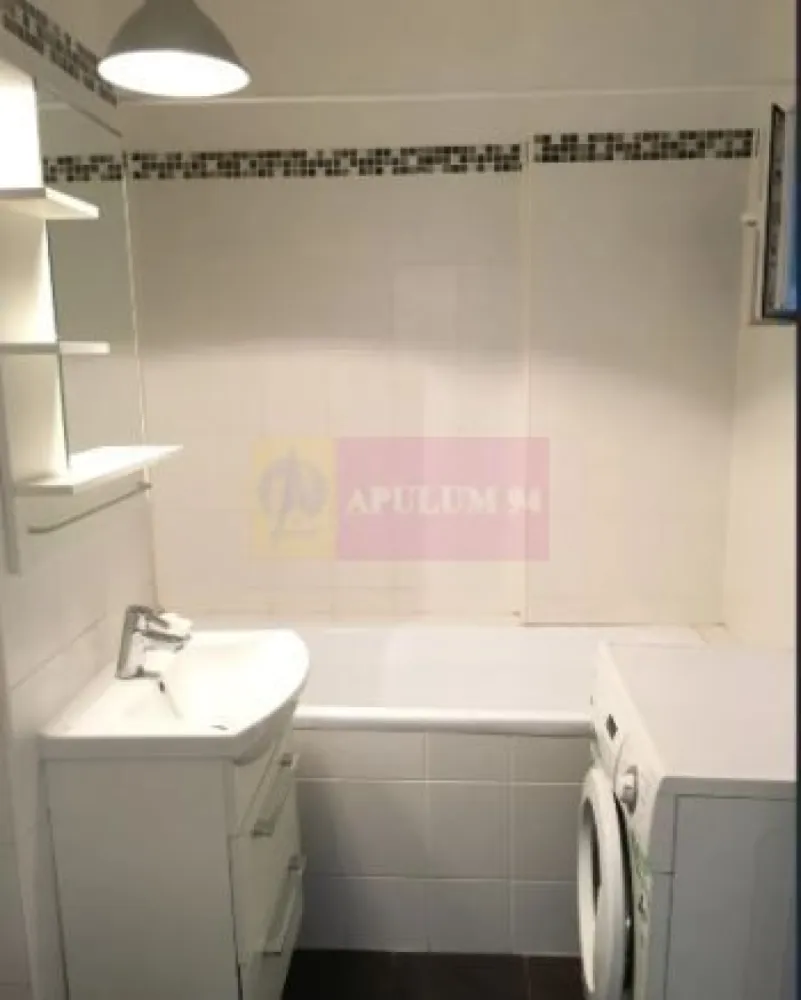 Apartament 3 camere Tineretului. - Compania imobiliara Apulum 94 va propune un apartament de 3 camere situat in zona Tineretului, luminos, modern, cu bucătărie open space – la 5 minute de metroul Tineretului. 
 În apropiere se află două magazine Mega Image, precum și Piața Norilor – ideal pentru cumpărături rapide/
Caracteristici principale:Orientare Est – lumină naturală pe tot parcursul dimineții și orientare care oferă permanent liniște pe tot parcursul zilei.
Apartamentul este renovat- cu instalatii schimbate, gresie, faianta, parchet, termopan. Se doreste a se vinde partial mobilat. 
Apartamentul este liber si se poate preda imediat. 
Beneficiaza si de un loc de parcare prin ADP. 
Pentru alte detalii si vizionare nu ezitati sa ma contactati pe nr 0733683446- Laura Ionescu.