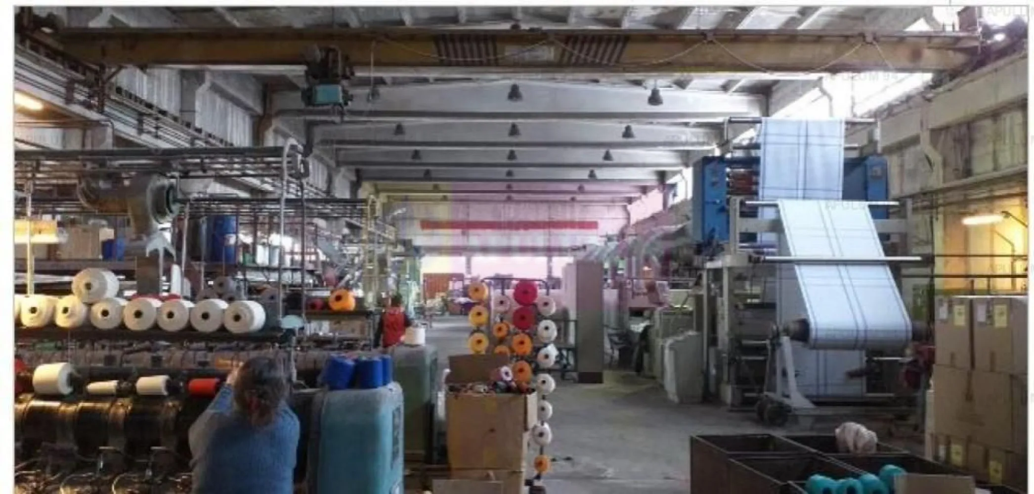Hala productie 23 August. - Proprietatea este compusa din :
- 5202,7 mp teren neocupat , reprezentand alei rutiere, spatii de parcare si spatii de depozitare..
- 4147,6 mp teren construit, reprezentand hale industriale, spatii de depozitare, unitate service si spatii de administrare. 
Spatiile construite sunt formate din doua corpuri de cladiri, una ce deserveste activitatea de productie textile, cu o suprafata de 3587,75 mp, si una ce deserveste activitatea de service auto cu o suprafata totala de 559, 85 mp, sunt in acest moment exploatate si au urmatoarea structura:
1. Hale de productie in suprafata de 2376 mp cu o inaltime de 9 metri, ; doua poduri rulante fiecare cu sarcina utila de 1,6 tone, instalatii de aburi sub presiune , centrala termica industriala, instalatii de aer comprimat, instalatii electrice mono si trifazice, vestiar si grupuri sanitare, instalatii specifice PSI.
2. Spatii de depozitare in suprafata de 779,60 mp, cu o inaltime de 9 metri, compartimentate, dotate cu instalatii mono si trifazice, instalatii specifice PSI.
3. Spatii de administrare in suprafata de 431,90 mp, cu o inaltime de 3 metri, reprezentand birouri, sala de protocol, grupuri sanitare, si dependinte, dotate cu instalatii electrice mono si trifazice.
4. Service auto in suprafata de 559,85 mp , dotat cu activitati de mecanica auto, ITP, tinichigerie si vopsitorie( inclusiv cuptor de vopsit), curent 24V, 220 V, 360V, instalatii de aer comprimat, instalatii sanitare, birouri, magazie de piese, vestiar si grupuri sanitare, instalatii specifice PSI. 
Utilitati:
- energie - putere utilizata - 460 KW ; putere instalata- 630 KW
-gaze- reteaua industriala magistrala 1 ( debit de 3 toli)
-apa- Apa Nova
-alimentare cu aburi( maxim 6 bari, 180 grade Celsius)- centrala proprie
- sistem supraveghere video 16 camere exterioare( unitate DVR memorie 3 terrabiti)
PROPRIETATEA SE POATE VINE SI LA CHEIE( INCLUZAND UTILAJELE SI LINIILE PRODUCTIVE, STOCURIEL, PORTOFOLIUL DE COMENZI SI CU POSIBILITATEA ASIGURARII ADMINISTRARII AFACERII PE O PERIOADA DE 12 LUNI) LA 7.000.000 EURO NEGOCIABIL.