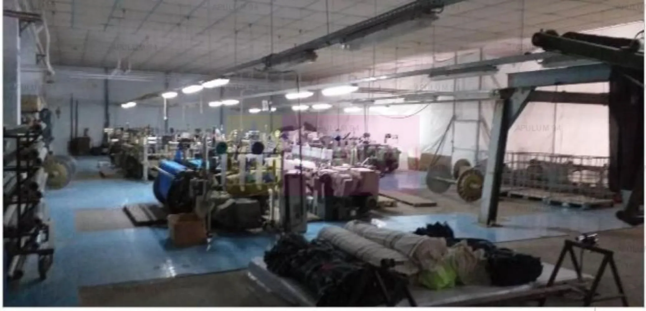 Hala productie 23 August. - Proprietatea este compusa din :
- 5202,7 mp teren neocupat , reprezentand alei rutiere, spatii de parcare si spatii de depozitare..
- 4147,6 mp teren construit, reprezentand hale industriale, spatii de depozitare, unitate service si spatii de administrare. 
Spatiile construite sunt formate din doua corpuri de cladiri, una ce deserveste activitatea de productie textile, cu o suprafata de 3587,75 mp, si una ce deserveste activitatea de service auto cu o suprafata totala de 559, 85 mp, sunt in acest moment exploatate si au urmatoarea structura:
1. Hale de productie in suprafata de 2376 mp cu o inaltime de 9 metri, ; doua poduri rulante fiecare cu sarcina utila de 1,6 tone, instalatii de aburi sub presiune , centrala termica industriala, instalatii de aer comprimat, instalatii electrice mono si trifazice, vestiar si grupuri sanitare, instalatii specifice PSI.
2. Spatii de depozitare in suprafata de 779,60 mp, cu o inaltime de 9 metri, compartimentate, dotate cu instalatii mono si trifazice, instalatii specifice PSI.
3. Spatii de administrare in suprafata de 431,90 mp, cu o inaltime de 3 metri, reprezentand birouri, sala de protocol, grupuri sanitare, si dependinte, dotate cu instalatii electrice mono si trifazice.
4. Service auto in suprafata de 559,85 mp , dotat cu activitati de mecanica auto, ITP, tinichigerie si vopsitorie( inclusiv cuptor de vopsit), curent 24V, 220 V, 360V, instalatii de aer comprimat, instalatii sanitare, birouri, magazie de piese, vestiar si grupuri sanitare, instalatii specifice PSI. 
Utilitati:
- energie - putere utilizata - 460 KW ; putere instalata- 630 KW
-gaze- reteaua industriala magistrala 1 ( debit de 3 toli)
-apa- Apa Nova
-alimentare cu aburi( maxim 6 bari, 180 grade Celsius)- centrala proprie
- sistem supraveghere video 16 camere exterioare( unitate DVR memorie 3 terrabiti)
PROPRIETATEA SE POATE VINE SI LA CHEIE( INCLUZAND UTILAJELE SI LINIILE PRODUCTIVE, STOCURIEL, PORTOFOLIUL DE COMENZI SI CU POSIBILITATEA ASIGURARII ADMINISTRARII AFACERII PE O PERIOADA DE 12 LUNI) LA 7.000.000 EURO NEGOCIABIL.
