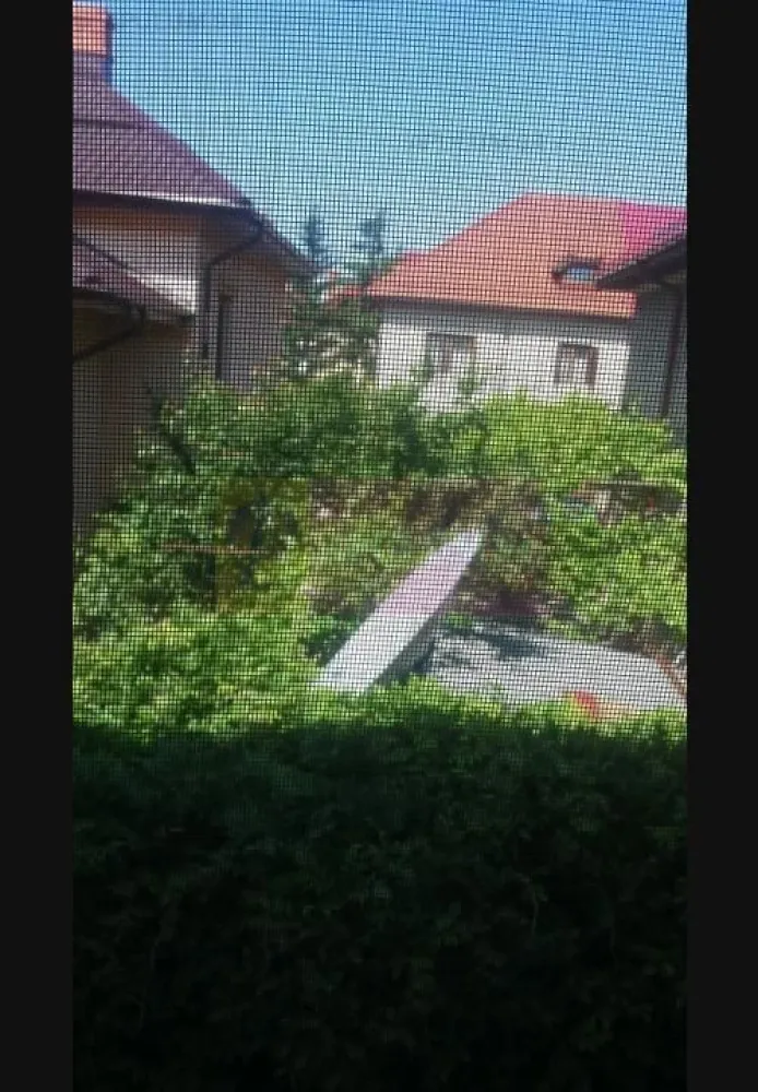 Vanzare vila Drumul Sarii. - Compania Imobiliara Apulum 94 va propune o vila situata n zona Drumul Sarii- stradal.
 Este demisol+ parter+ 1+ mansarda. Vila este construita in 1945, dar este renovata si mansardata in 2011, cand au fost schimbate instalatiile- sanitara si electrica, gresie, faianta, parchet, usi de interior, refacuta canalizarea, centrala termica, acoperisul., termoizolatie exterioara. Are placa de beton peste fiecare etaj.
Vila este mobilata, are aer conditionat in toate camerele.
 Beneficiaza de o curte amenajata ca spatiu de joaca si gratar.
 Pe teren este si un garaj pentru o masina. 
Pentru vizionari sau mai multe detalii nu ezitati sa ma contactati pe nr 0733683446- Laura Ionescu.