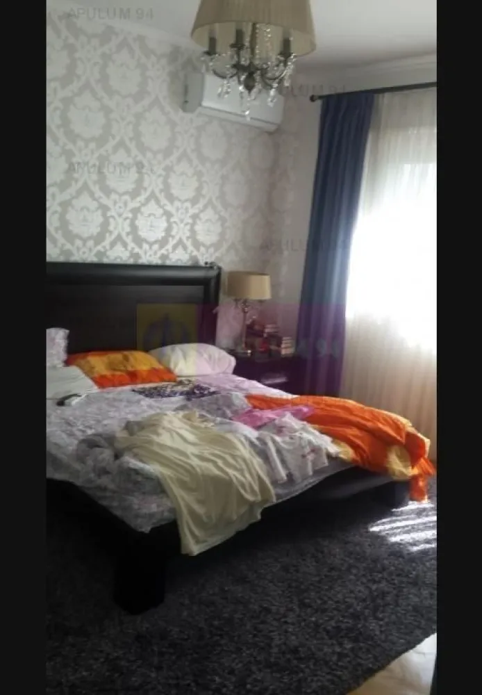 Vanzare vila Drumul Sarii. - Compania Imobiliara Apulum 94 va propune o vila situata n zona Drumul Sarii- stradal.
 Este demisol+ parter+ 1+ mansarda. Vila este construita in 1945, dar este renovata si mansardata in 2011, cand au fost schimbate instalatiile- sanitara si electrica, gresie, faianta, parchet, usi de interior, refacuta canalizarea, centrala termica, acoperisul., termoizolatie exterioara. Are placa de beton peste fiecare etaj.
Vila este mobilata, are aer conditionat in toate camerele.
 Beneficiaza de o curte amenajata ca spatiu de joaca si gratar.
 Pe teren este si un garaj pentru o masina. 
Pentru vizionari sau mai multe detalii nu ezitati sa ma contactati pe nr 0733683446- Laura Ionescu.