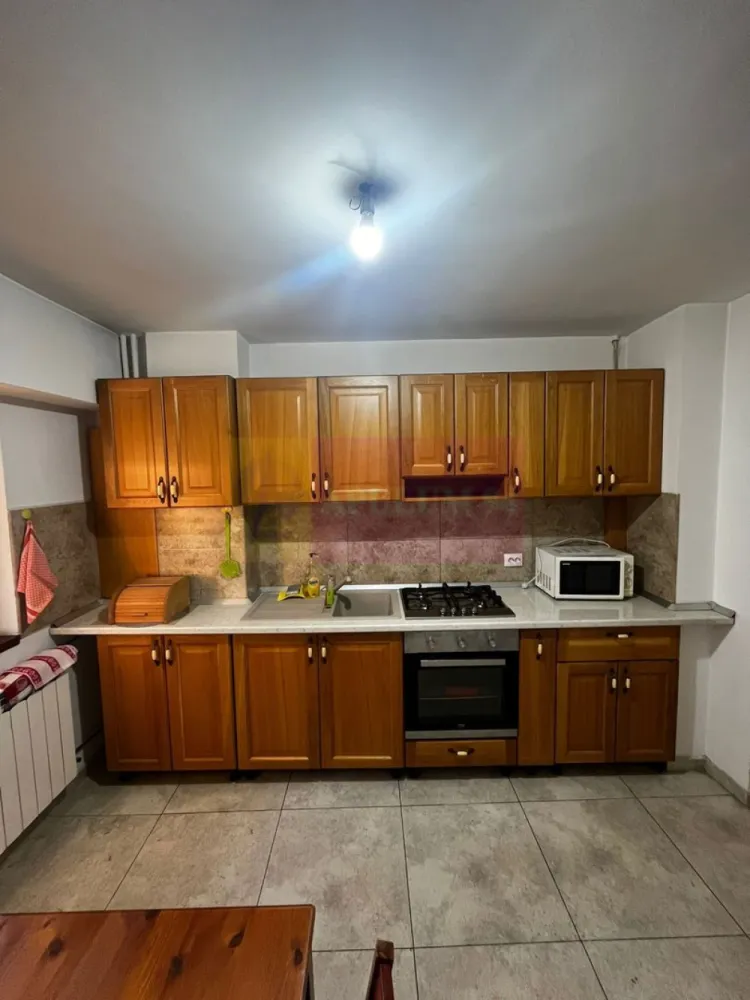 Apartament 2 camere Splaiul Unirii- Timpuri Noi. - Compania imobiliara Apulum 94 va propune spre inchiriere un apartament de 2 camere situat pe Splaiul Unirii- stradal, in apropiere de intersectia cu Timpuri Noi. 
Apartamentul are vedere stradala. Blocul este de tip monolit.
Este renovat- cu gresie, faianta, parchet, termopan, aer conditionat. Este mobilat si utialt in totalitate, cu strictul necesar, masina de spalatt rufe, frigider, aragaz, cuptor. 
Zona este foarte usor accesibila, avand in apropiere metrou, statie stb, scoala, gradinita, parc. 
Pentru alte detalii si vizionare nu ezitati sa ma contactati pe nr 0733683446- Laura Ionescu.