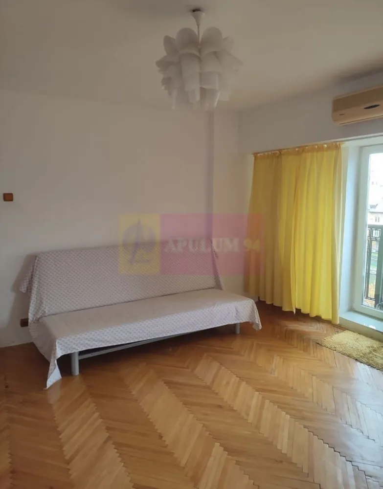 Apartament 2 camere Izvor- Libertatii. - Compania imobiliara Apulum 94 va propune un apartament de 2 camere situat in zona Izvor, Bd Libertatii cu vedere stradala catre Dambovita.
Blocu este de tip monolit, o constructie foarte solida. 
Apartamentul este decomandat si are o impartire foarte buna cu camere mari si luminoase.
In interior nu are amenajari recente, dar este un apartament curat cu termopan, parchet, gresie, faianta. 
Zona este foarte frumoasa si usor accesibila, avand in apropiere metrou, parc, statie stb, scoala, gradinita . Este foarte apropiat de centru vechi si Unirii. 
Pentru vizionare si m ai multe detalii nu ezitati sa ma contactati pe nr 0733683446- Laura Ionescu.