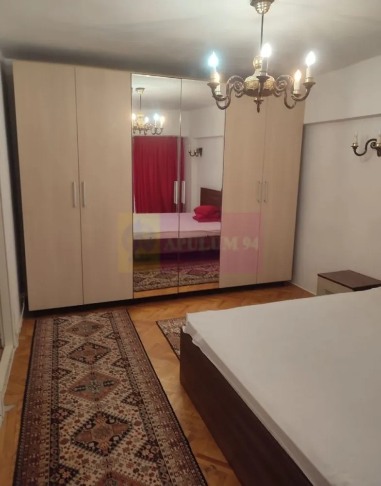 Apartament 2 camere Izvor- Libertatii. - Compania imobiliara Apulum 94 va propune un apartament de 2 camere situat in zona Izvor, Bd Libertatii cu vedere stradala catre Dambovita.
Blocu este de tip monolit, o constructie foarte solida. 
Apartamentul este decomandat si are o impartire foarte buna cu camere mari si luminoase.
In interior nu are amenajari recente, dar este un apartament curat cu termopan, parchet, gresie, faianta. 
Zona este foarte frumoasa si usor accesibila, avand in apropiere metrou, parc, statie stb, scoala, gradinita . Este foarte apropiat de centru vechi si Unirii. 
Pentru vizionare si m ai multe detalii nu ezitati sa ma contactati pe nr 0733683446- Laura Ionescu.
