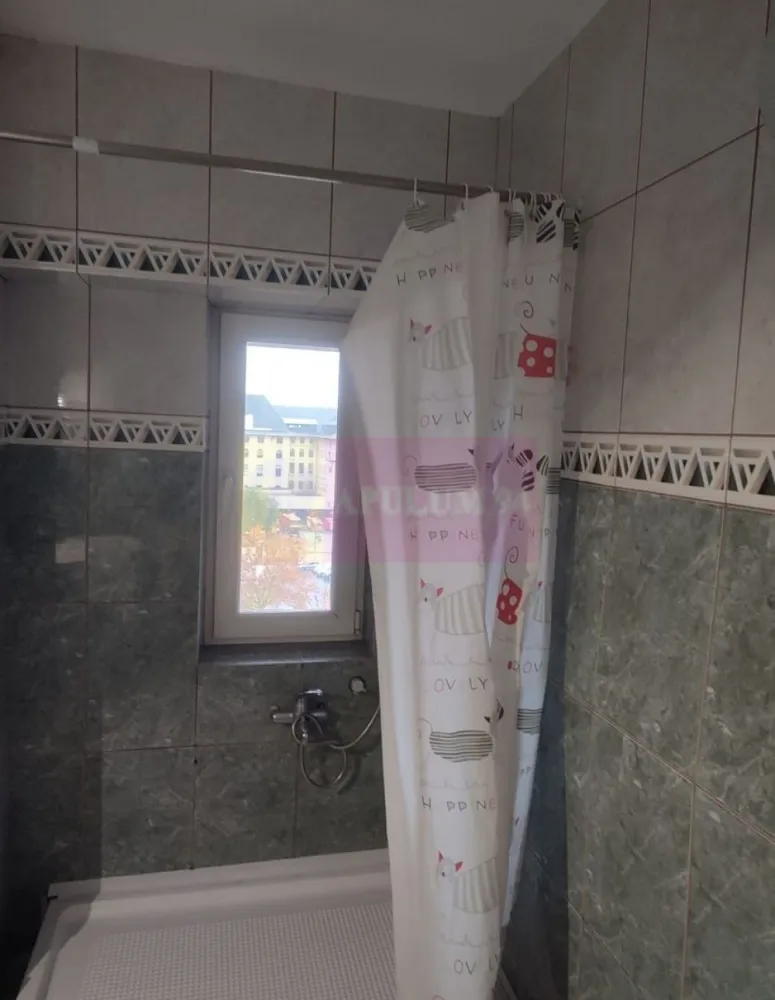 Apartament 2 camere Izvor- Libertatii. - Compania imobiliara Apulum 94 va propune un apartament de 2 camere situat in zona Izvor, Bd Libertatii cu vedere stradala catre Dambovita.
Blocu este de tip monolit, o constructie foarte solida. 
Apartamentul este decomandat si are o impartire foarte buna cu camere mari si luminoase.
In interior nu are amenajari recente, dar este un apartament curat cu termopan, parchet, gresie, faianta. 
Zona este foarte frumoasa si usor accesibila, avand in apropiere metrou, parc, statie stb, scoala, gradinita . Este foarte apropiat de centru vechi si Unirii. 
Pentru vizionare si m ai multe detalii nu ezitati sa ma contactati pe nr 0733683446- Laura Ionescu.