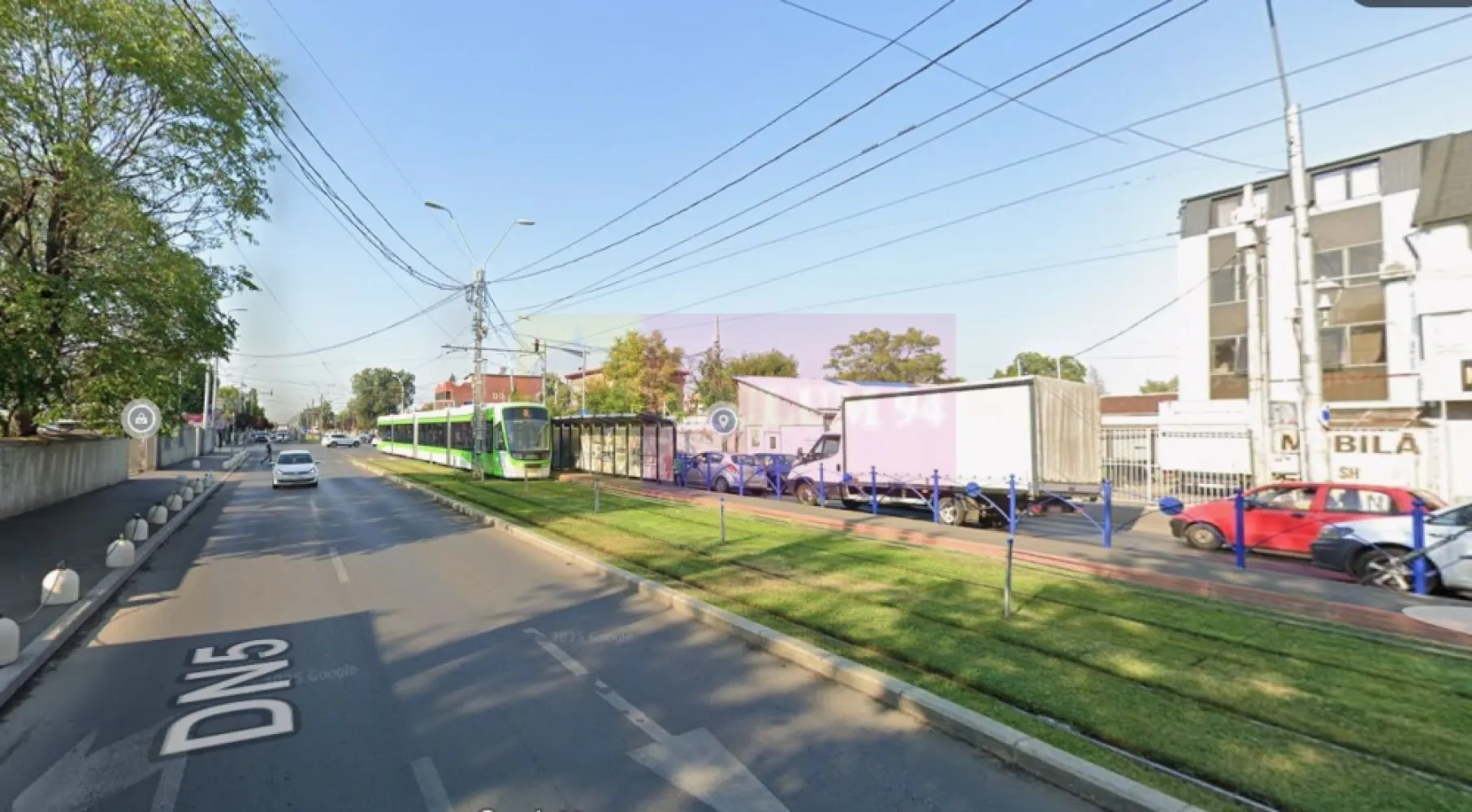 Teren cu potențial Șoseaua Giurgiului Stradal - Vă oferim spre cumpărare un teren compact de 311mp cu deschidere directă la Șoseaua Giurgiului, chiar în dreptul stației de tramvai. Terenul este în acest moment format din două parcele de teren, una liberă de construcți iar cealaltă cu o construcție doar parter, ambele fiind deținute de același proprietar. Terenul este afectat de proiectul liniei de metrou care va lega Gara Progresul de Metrou Eroii Revoluției, poziția este însă foarte bună și se poate folosi terenul pentru diferite activități de depozitare sau mică producție nepoluantă pentru moment sau pentru alte activități dacă autoritățile locale permit acest lucru. Zona este una de case-vile în acest moment cu potențial comercial datorită traficului auto și pietonal intens. Terenul se află stradal pe Șoseaua Giurgiului în dreptul stației de tramvai Luica, pe partea dreată în sensul spre Gara Progresul. Pentru mai multe detalii și programarea de vizionări nu ezitați să mă contactați, Dumitru - Apulum94.