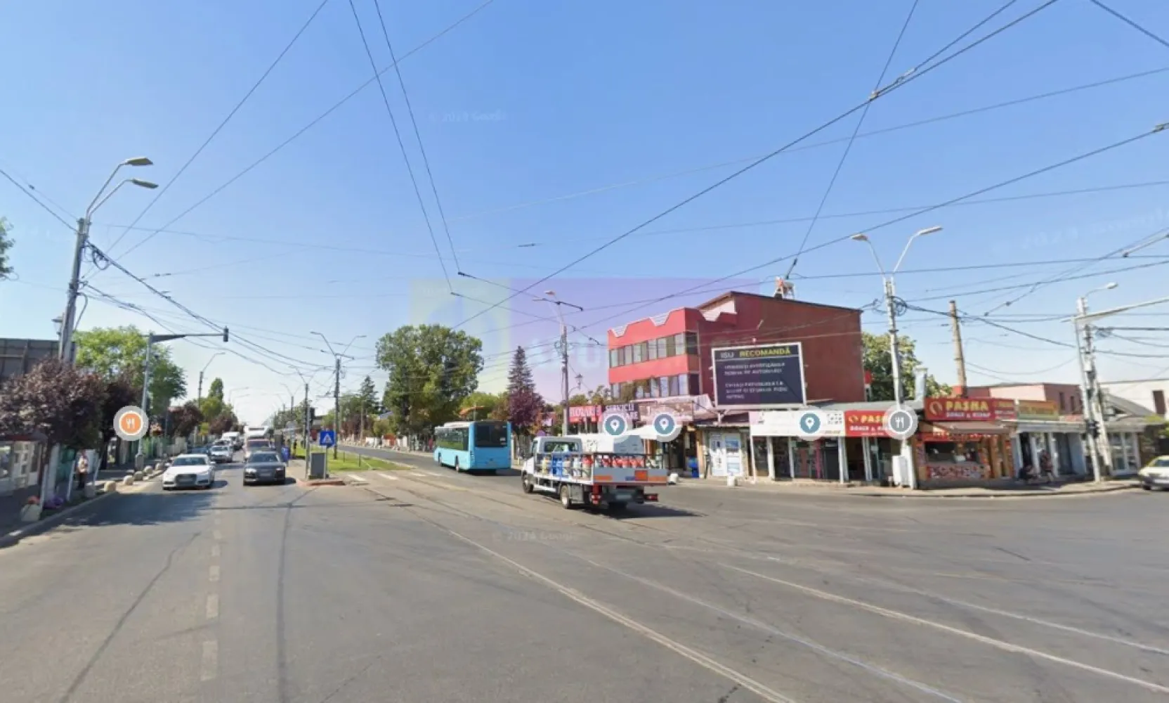 Teren cu potențial Șoseaua Giurgiului Stradal - Vă oferim spre cumpărare un teren compact de 311mp cu deschidere directă la Șoseaua Giurgiului, chiar în dreptul stației de tramvai. Terenul este în acest moment format din două parcele de teren, una liberă de construcți iar cealaltă cu o construcție doar parter, ambele fiind deținute de același proprietar. Terenul este afectat de proiectul liniei de metrou care va lega Gara Progresul de Metrou Eroii Revoluției, poziția este însă foarte bună și se poate folosi terenul pentru diferite activități de depozitare sau mică producție nepoluantă pentru moment sau pentru alte activități dacă autoritățile locale permit acest lucru. Zona este una de case-vile în acest moment cu potențial comercial datorită traficului auto și pietonal intens. Terenul se află stradal pe Șoseaua Giurgiului în dreptul stației de tramvai Luica, pe partea dreată în sensul spre Gara Progresul. Pentru mai multe detalii și programarea de vizionări nu ezitați să mă contactați, Dumitru - Apulum94.