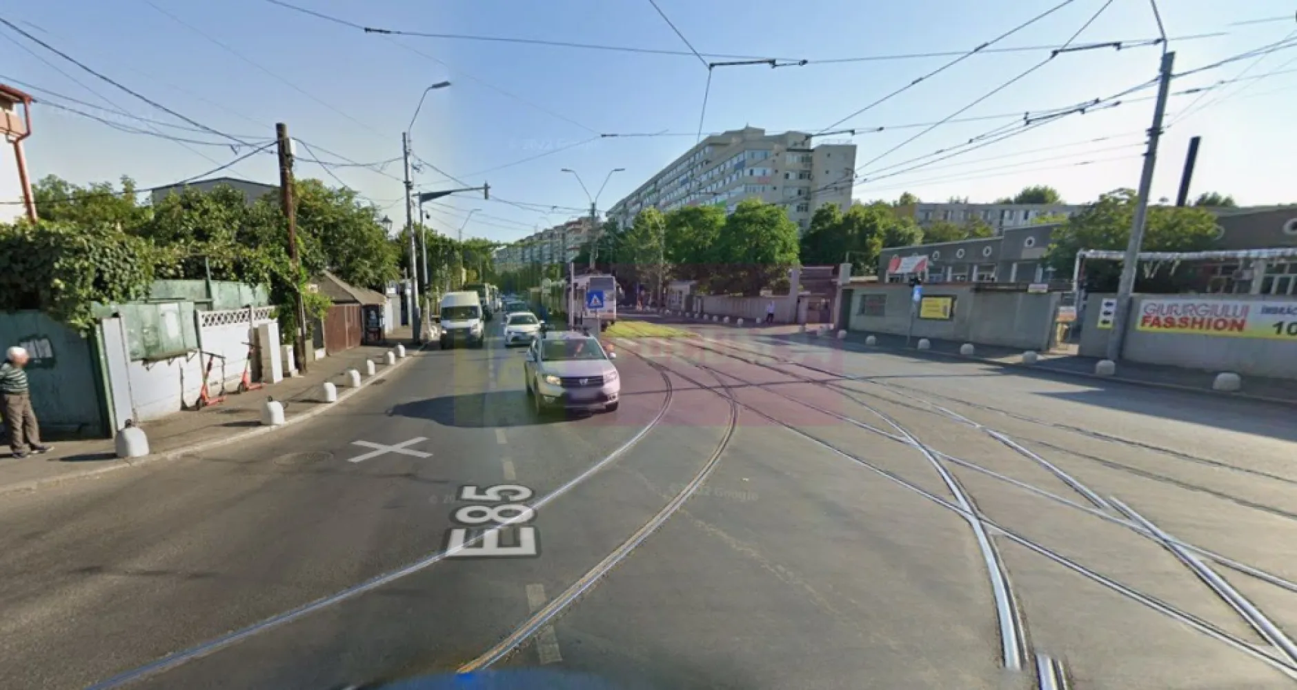Teren cu potențial Șoseaua Giurgiului Stradal - Vă oferim spre cumpărare un teren compact de 311mp cu deschidere directă la Șoseaua Giurgiului, chiar în dreptul stației de tramvai. Terenul este în acest moment format din două parcele de teren, una liberă de construcți iar cealaltă cu o construcție doar parter, ambele fiind deținute de același proprietar. Terenul este afectat de proiectul liniei de metrou care va lega Gara Progresul de Metrou Eroii Revoluției, poziția este însă foarte bună și se poate folosi terenul pentru diferite activități de depozitare sau mică producție nepoluantă pentru moment sau pentru alte activități dacă autoritățile locale permit acest lucru. Zona este una de case-vile în acest moment cu potențial comercial datorită traficului auto și pietonal intens. Terenul se află stradal pe Șoseaua Giurgiului în dreptul stației de tramvai Luica, pe partea dreată în sensul spre Gara Progresul. Pentru mai multe detalii și programarea de vizionări nu ezitați să mă contactați, Dumitru - Apulum94.