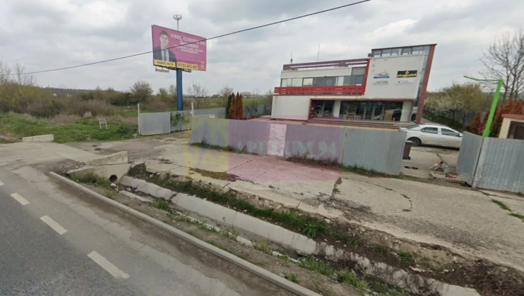 Showroom în Sudul Bucureștiului - Apulum94 vă propune spre cumpărare un Showroom compus din 2 hale de 400mp și un spațiu de birouri de 500mp în zona de sud a capitalei. Proprietatea se află în Localitatea 1 Decembrie, la 5-10 minute de București, chiar lângă calea de acces pe A0 și are deschidere cu acces direct în DN5 (DE85) Șoseaua Giurgiului. Spațiul de birouri este generos, sunt 500 mp de birouri dispuși pe 2 nivele, parter și etaj, spații care sunt deservite de dependințe și din care se poate accesa zona de hale. Avem 800 mp spațiu de producție și/sau depozitare pe partea de hale și în spatele acestei zone punem la dispoziție un teren liber de aproximativ 3000 mp, teren intravilan construibil pe care se mai pot edifica și alte construcții. Zona de birouri este foarte bine compartimentată cu pereți vitrați și oferă un maxim pe confort, pe partea de parter avem o multifuncționalitate a spațiului de birouri care la acest nivel comunică cu zona de hale, etajul oferind în schimb mai multă intimitate, mai mult confort și o priveliște idilică asupra zonei aflate în vecinătate, toate acestea la mai puțin de 10 minute de forfota orașului, la distanță rezonabilă de zgomotul specific urbei și de numeroasele ambuteiaje. Din punct de vedere acces locația se bucură prin poziția pe care o are de multiple variante de a ajunge sigur, ușor și în timp util către orice destinație din capitală, din țară și din afara țării, capitala este practic în zona adiacentă, A0 oferă posibilitatea de a ne feri de traficul orașului și de a intra direct către orice ieșire care ne asigură calea cea mai ușoară de a ajunge în orice punct din țară iar granița cu Bulgaria este la 35 de minute de locație. Frontul stradal la DE85 (Șoseaua Giurgiului) este de 24ml, front stradal la care noi avem o cale de acces ce permite accesul cu tir la unitate și care se poate extinde deoarece avem în portofoliu la vânzare și terenurile învecinate care sunt libere de construcții și accesibile ca preț. Imobilul beneficiază de curent electric (trifazic) apa contorizată și un sistem propriu de canalizare. La 50 de metri de teren au început lucrările de sistematizare a străzii Tufanilor ( se conectează la Rețeaua Publică de Apă și Canalizare) iar Rețeaua de Gaze Naturale este peste drum de proprietatea care se vinde, deci toate utilitățile sunt la nici 50 ml de proprietate. Imobilul a deservit cu succes nevoile mai multor companii care au activat cu succes în zona București-Ilfov în ultimii 20 de ani, vă oferim o locație ușor accesibilă și cu un vad bun deoarece întreaga localitatea se află într-o dezvoltare accelerată odată cu deschiderea inelului de autostradă A0. Avem transport public în zonă, numeroase centre comerciale, restaurante și ne buurăm și de proximitatea pădurii. Pentru mai multe detalii și programarea de vizionări nu ezitați să mă contactați, Daniel-Dumitru Duță - Apulum94.