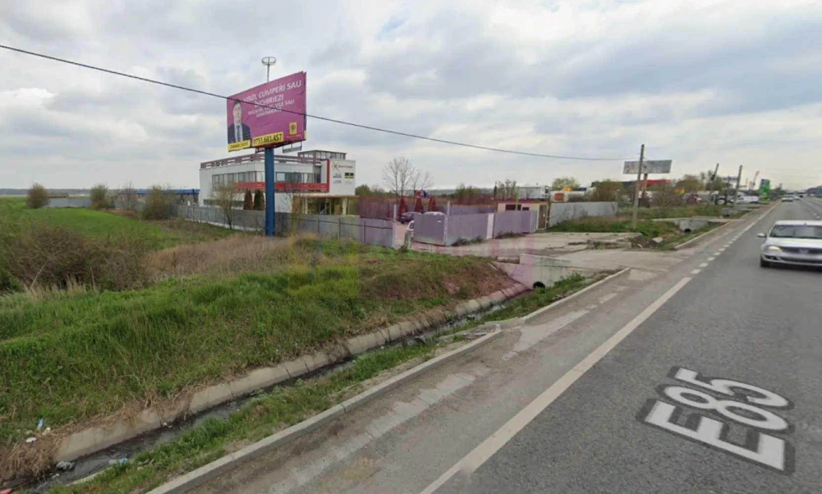 Showroom în Sudul Bucureștiului - Apulum94 vă propune spre cumpărare un Showroom compus din 2 hale de 400mp și un spațiu de birouri de 500mp în zona de sud a capitalei. Proprietatea se află în Localitatea 1 Decembrie, la 5-10 minute de București, chiar lângă calea de acces pe A0 și are deschidere cu acces direct în DN5 (DE85) Șoseaua Giurgiului. Spațiul de birouri este generos, sunt 500 mp de birouri dispuși pe 2 nivele, parter și etaj, spații care sunt deservite de dependințe și din care se poate accesa zona de hale. Avem 800 mp spațiu de producție și/sau depozitare pe partea de hale și în spatele acestei zone punem la dispoziție un teren liber de aproximativ 3000 mp, teren intravilan construibil pe care se mai pot edifica și alte construcții. Zona de birouri este foarte bine compartimentată cu pereți vitrați și oferă un maxim pe confort, pe partea de parter avem o multifuncționalitate a spațiului de birouri care la acest nivel comunică cu zona de hale, etajul oferind în schimb mai multă intimitate, mai mult confort și o priveliște idilică asupra zonei aflate în vecinătate, toate acestea la mai puțin de 10 minute de forfota orașului, la distanță rezonabilă de zgomotul specific urbei și de numeroasele ambuteiaje. Din punct de vedere acces locația se bucură prin poziția pe care o are de multiple variante de a ajunge sigur, ușor și în timp util către orice destinație din capitală, din țară și din afara țării, capitala este practic în zona adiacentă, A0 oferă posibilitatea de a ne feri de traficul orașului și de a intra direct către orice ieșire care ne asigură calea cea mai ușoară de a ajunge în orice punct din țară iar granița cu Bulgaria este la 35 de minute de locație. Frontul stradal la DE85 (Șoseaua Giurgiului) este de 24ml, front stradal la care noi avem o cale de acces ce permite accesul cu tir la unitate și care se poate extinde deoarece avem în portofoliu la vânzare și terenurile învecinate care sunt libere de construcții și accesibile ca preț. Imobilul beneficiază de curent electric (trifazic) apa contorizată și un sistem propriu de canalizare. La 50 de metri de teren au început lucrările de sistematizare a străzii Tufanilor ( se conectează la Rețeaua Publică de Apă și Canalizare) iar Rețeaua de Gaze Naturale este peste drum de proprietatea care se vinde, deci toate utilitățile sunt la nici 50 ml de proprietate. Imobilul a deservit cu succes nevoile mai multor companii care au activat cu succes în zona București-Ilfov în ultimii 20 de ani, vă oferim o locație ușor accesibilă și cu un vad bun deoarece întreaga localitatea se află într-o dezvoltare accelerată odată cu deschiderea inelului de autostradă A0. Avem transport public în zonă, numeroase centre comerciale, restaurante și ne buurăm și de proximitatea pădurii. Pentru mai multe detalii și programarea de vizionări nu ezitați să mă contactați, Daniel-Dumitru Duță - Apulum94.