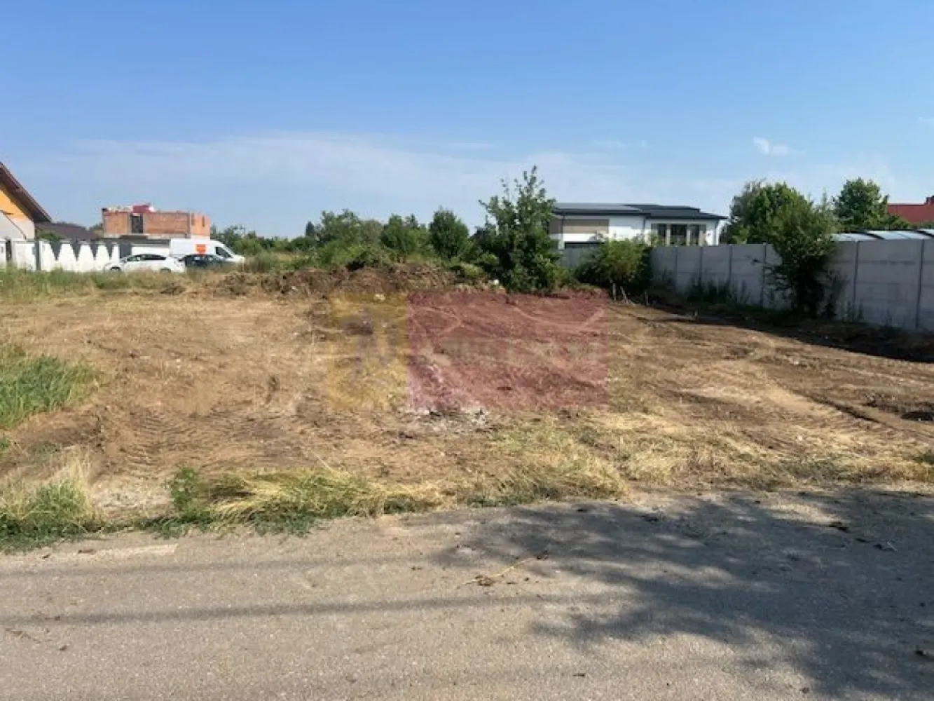 Teren Clinceni- Putul Olteni- Crizantemelor. - Compania imobiliara Apulum 94 va propune un teren situat in zona Clinceni- Putul Olteni- Crizantemelor- Ciorogarlei. 
 Terenul are o suprafata de 1000 mp, cu deschidere de 14,54 ml. 
Prin fata terenului trec toate utilitatile. 
Terenul poate fi marit cu un alt lot de 950 mp aflat in spate , cu deschidere pe o alta stada. 
Pentru vizionare si mai multe detalii nu ezitati sa ma contactati pe nr 0733683446- Laura Ionescu.