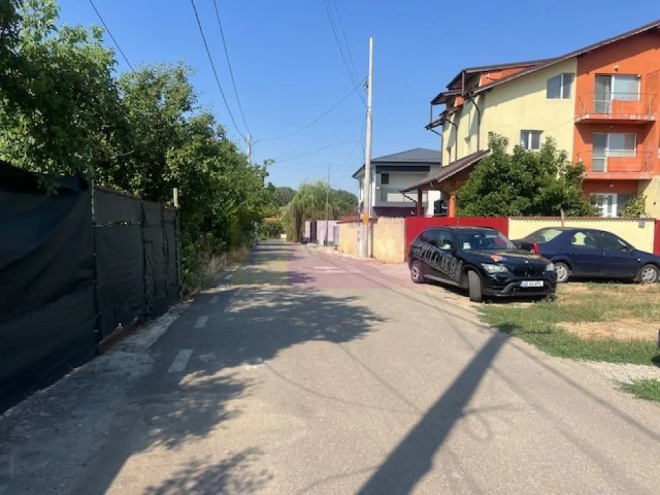 Teren Clinceni- Putul Olteni- Crizantemelor. - Compania imobiliara Apulum 94 va propune un teren situat in zona Clinceni- Putul Olteni- Crizantemelor- Ciorogarlei. 
 Terenul are o suprafata de 1000 mp, cu deschidere de 14,54 ml. 
Prin fata terenului trec toate utilitatile. 
Terenul poate fi marit cu un alt lot de 950 mp aflat in spate , cu deschidere pe o alta stada. 
Pentru vizionare si mai multe detalii nu ezitati sa ma contactati pe nr 0733683446- Laura Ionescu.