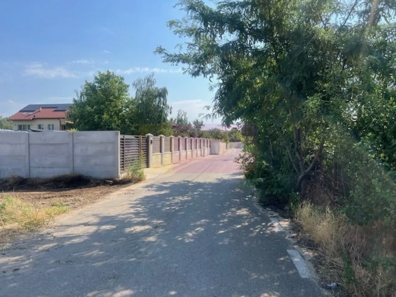 Teren Clinceni- Putul Olteni- Crizantemelor. - Compania imobiliara Apulum 94 va propune un teren situat in zona Clinceni- Putul Olteni- Crizantemelor- Ciorogarlei. 
 Terenul are o suprafata de 1000 mp, cu deschidere de 14,54 ml. 
Prin fata terenului trec toate utilitatile. 
Terenul poate fi marit cu un alt lot de 950 mp aflat in spate , cu deschidere pe o alta stada. 
Pentru vizionare si mai multe detalii nu ezitati sa ma contactati pe nr 0733683446- Laura Ionescu.
