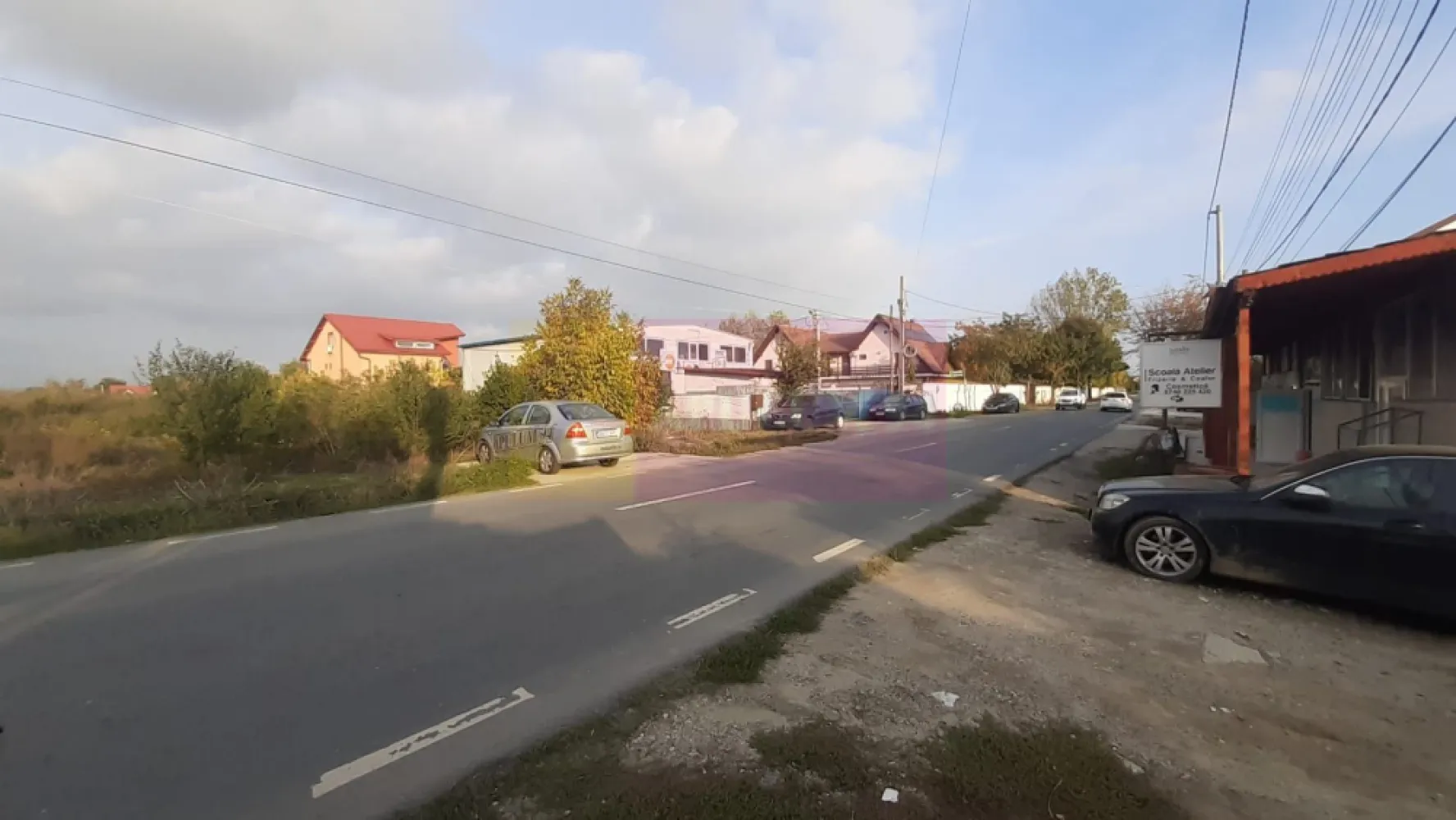 Teren bun pentru 2 sau 3 case aproape de Bucuresti. - Se vinde lotul de la strada in suprafata de 1478 mp plus cota de drum de 188mp, total peste 1660 mp in acte, cu 21 de metri deschidere la Drum Principal (+ 4 ml daca se achizitioneaza si alte doua loturi de teren din spatele acestui teren, loturi aflate deasemenea la vanzare si ajungand la o suprafata de 5000mp).Terenul se afla în localitatea 1 Decembrie din județul Ilfov la intrarea in localitatea Copaceni dar administrativ teritorial se afla in localitatea 1 Decembrie. Parcela care se vinde este in suprafata de 1478 mp la care se adauga 188 mp cota de drum. In zona sunt prezente ca si utilitati apa curenta, gazul si curentul electric. Zona este una de case-vile cu potențial bun pentru orice tip de construcție. Accesul la teren se face din Șoseaua Giurgiului prin Strada Liviu Rebreanu. Acest teren reprezintă o investiție sigură și o oportunitate deoarece în imediata apropiere a casei sunt două ansambluri rezidențiale iar la câteva sute de metri în plan secund sunt și câteva blocuri recent construite, utilitățile sunt lângă teren (apă, gaz și curent electric), perspectivele în ce privește utilizarea acestui teren sunt excelente. Suprafata de teren si configuratia acestuia asigura primirea avizelor pentru 2-3 case. Pentru mai multe detalii și programarea de vizionări nu ezitați să mă conatactați, Daniel, Apulum94. Facilităm și achiziționarea prin credit ipotecar prin intermediul partenerilor, agenția imobiliară percepe un comision de 3% din prețul de tranzacționare și la vizionare se semnează contract de prestări servicii.