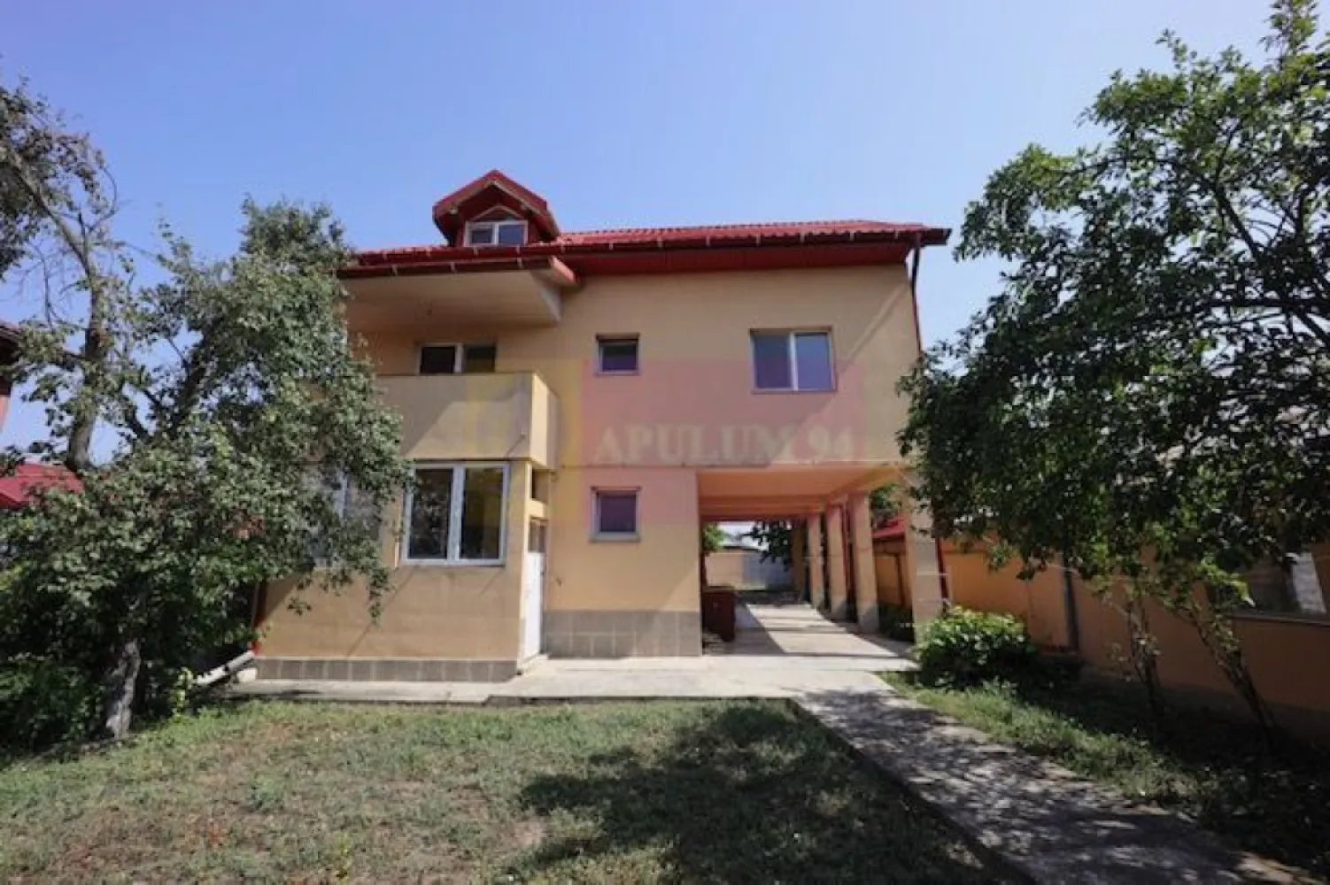 Vila Clinceni - Ciorogirlei. - Compania imobiliara Apulum 94 va propune spre inchiriere pe termen lung o vila situata in Clinceni- zona Putul Olteni. 
Vila este P+1+M, construita in 2007, cu o amprenta de 120 mp. Constructia este din beton si caramida, cu placa de beton peste parter, iar peste etaj are placa de beton pe jumatate din suprafata. 
Vila are 6 camere, 3 bai, 1 bucatarie, .
Este pretabila pentru locuit, birouri, clinica medicala, gradinita particulara, cazare in regim hotelier, etc. Se inchiriaza nemobilata. 
Daca vila se inchiriaza pentru business se aplica pretul de 1500 euro, iar daca se inchiriaza de persoana fizica pentru locuit pretul este de 1000 euro.
Este racordata la toate utilitatile: gaze, curent, apa, canal. Incalzirea se face cu centrala termica pe gaze si calorifere. 
Curtea libera este foarte generoasa- respectiv 2780 mp si permite amenajarea pentru aceste activitati sau pentru construirea de ateliere, service auto, spatii depozitare, piscina, sere, etc
Pentru vizionare si mai multe detalii nu ezitati sa ma contactati pe nr - 0733683446- Laura Ionescu.