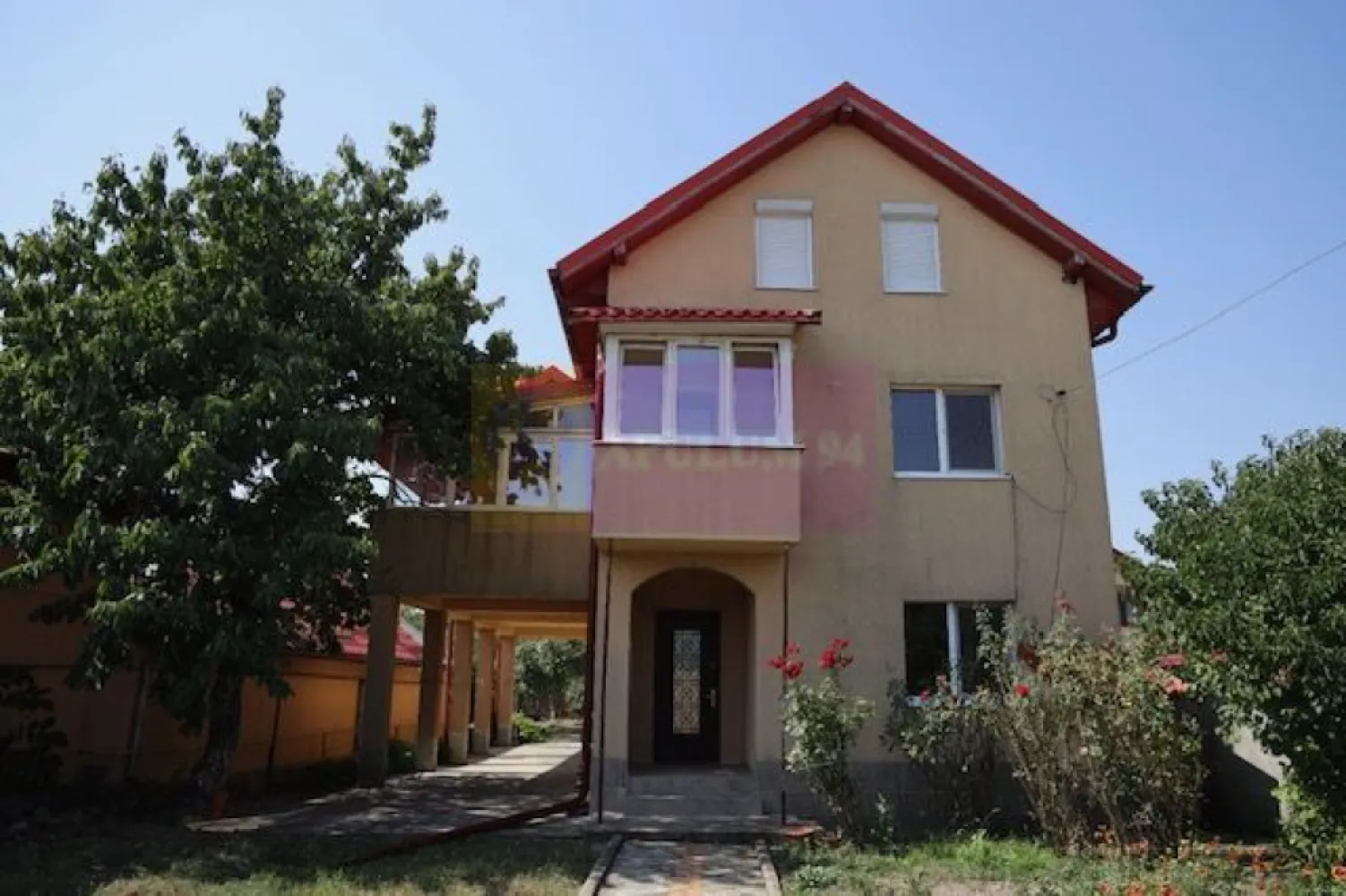 Vila Clinceni - Ciorogirlei. - Compania imobiliara Apulum 94 va propune spre inchiriere pe termen lung o vila situata in Clinceni- zona Putul Olteni. 
Vila este P+1+M, construita in 2007, cu o amprenta de 120 mp. Constructia este din beton si caramida, cu placa de beton peste parter, iar peste etaj are placa de beton pe jumatate din suprafata. 
Vila are 6 camere, 3 bai, 1 bucatarie, .
Este pretabila pentru locuit, birouri, clinica medicala, gradinita particulara, cazare in regim hotelier, etc. Se inchiriaza nemobilata. 
Daca vila se inchiriaza pentru business se aplica pretul de 1500 euro, iar daca se inchiriaza de persoana fizica pentru locuit pretul este de 1000 euro.
Este racordata la toate utilitatile: gaze, curent, apa, canal. Incalzirea se face cu centrala termica pe gaze si calorifere. 
Curtea libera este foarte generoasa- respectiv 2780 mp si permite amenajarea pentru aceste activitati sau pentru construirea de ateliere, service auto, spatii depozitare, piscina, sere, etc
Pentru vizionare si mai multe detalii nu ezitati sa ma contactati pe nr - 0733683446- Laura Ionescu.